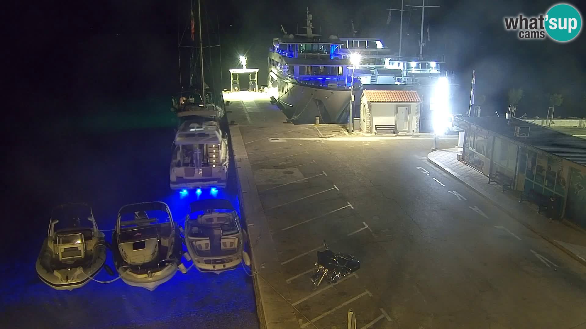 Webcam Bol Centro e Marina – Vista live dal porto di Bol