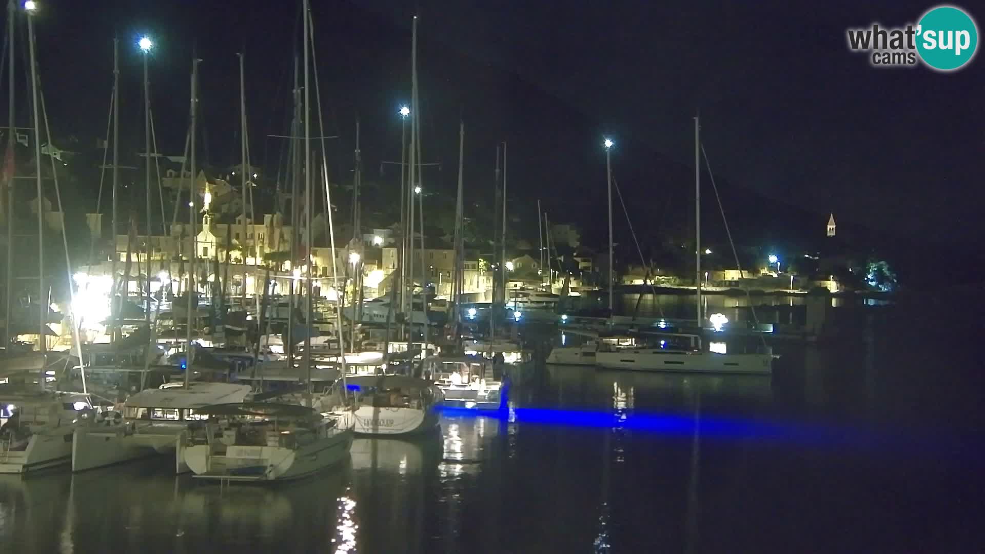 Spletna kamera Bol – Center mesta in marina v živo
