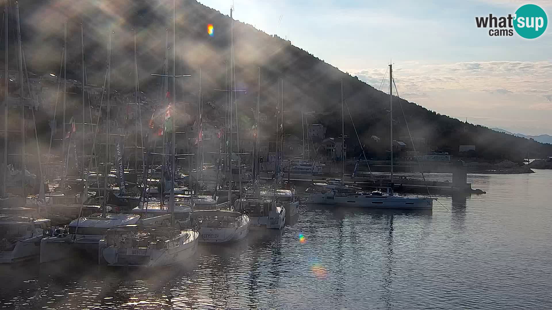 Spletna kamera Bol – Center mesta in marina v živo