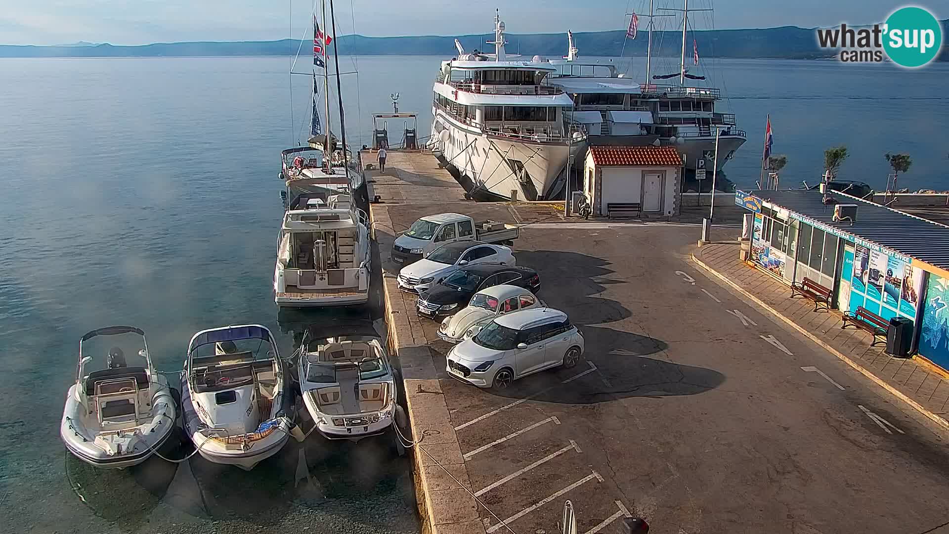 Spletna kamera Bol – Center mesta in marina v živo