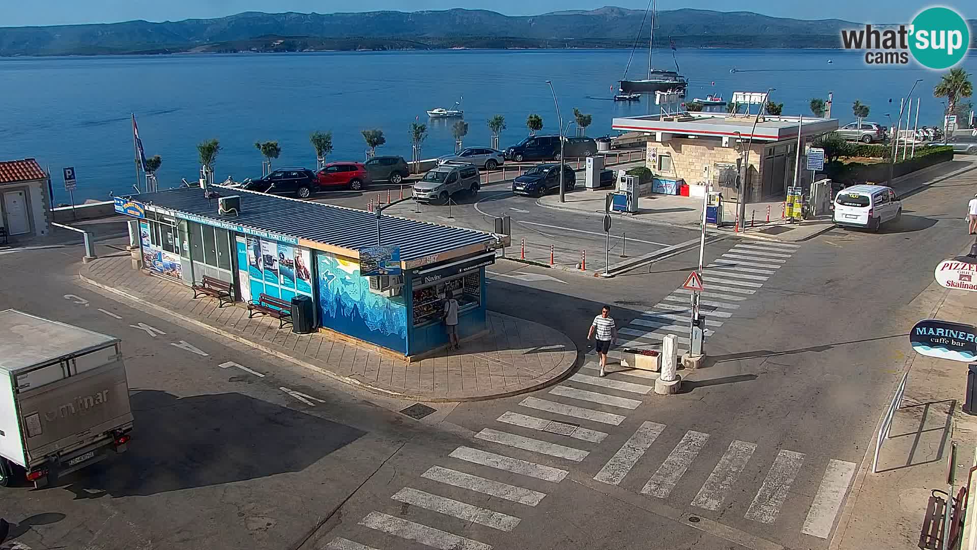 Spletna kamera Bol – Center mesta in marina v živo