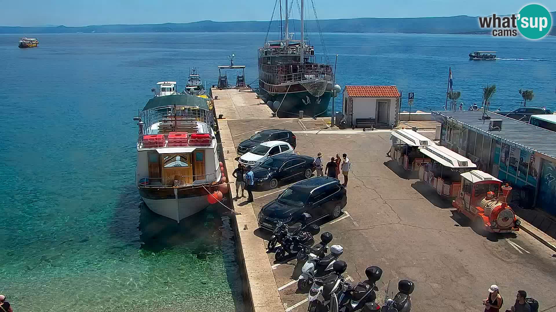Web kamera Bol – Centar mjesta i marina | Pogled uživo