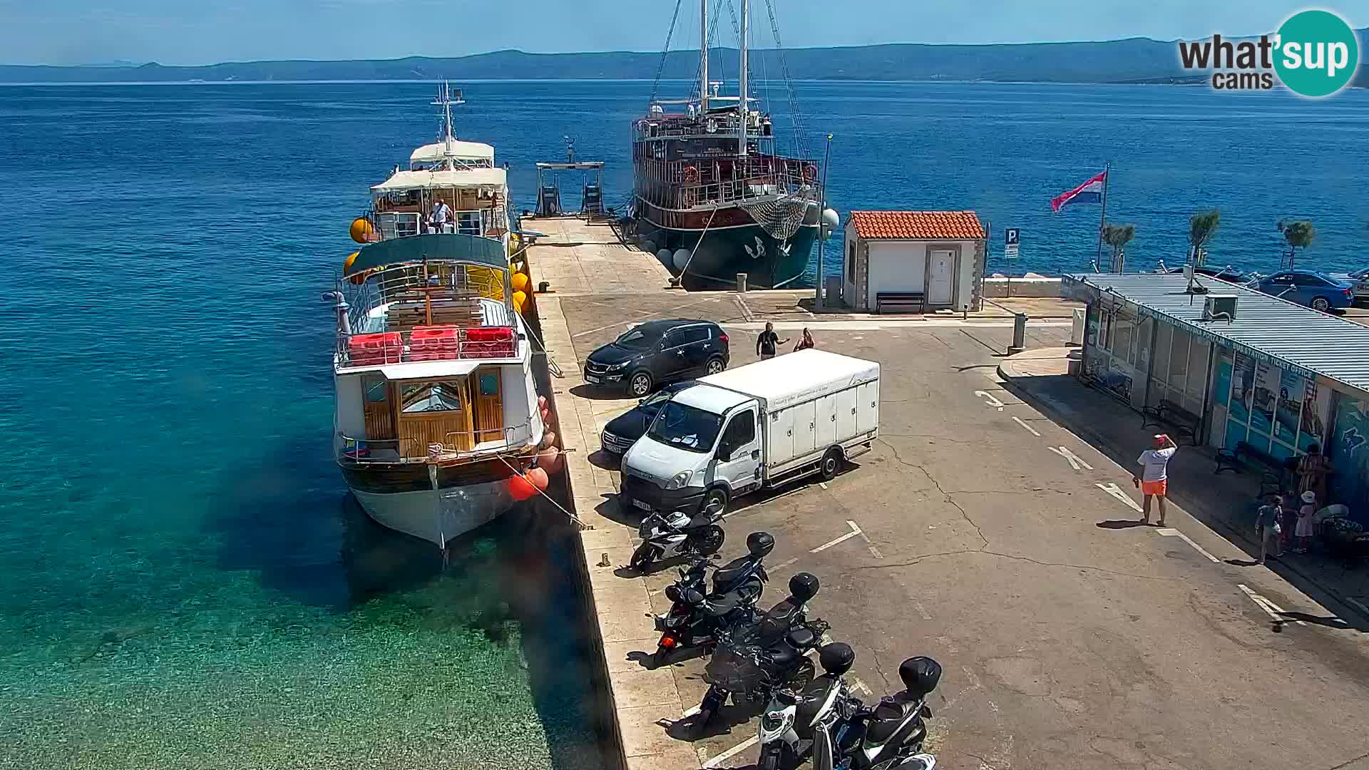 Web kamera Bol – Centar mjesta i marina | Pogled uživo