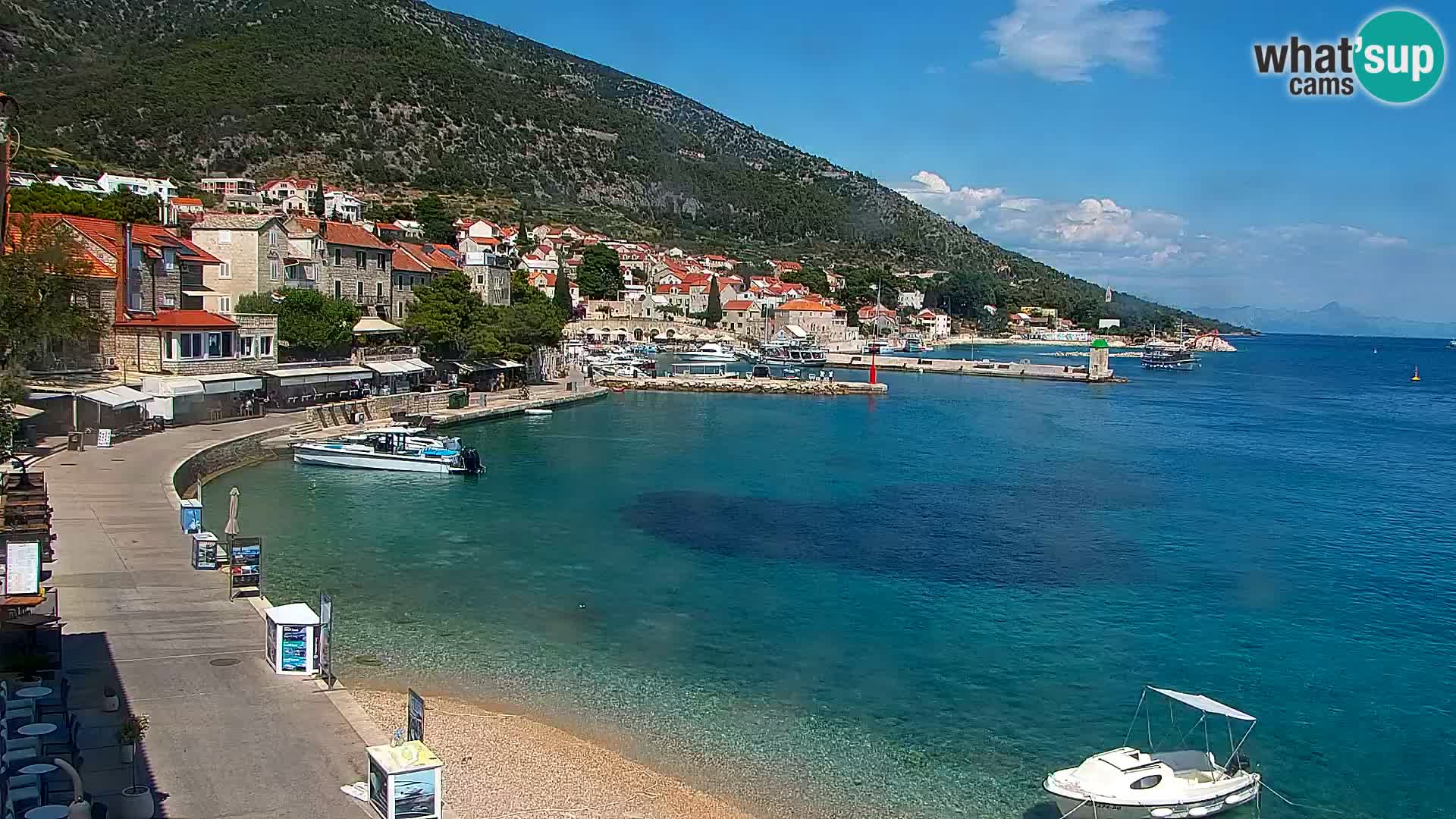 Spletna kamera Bol – Center mesta in marina v živo