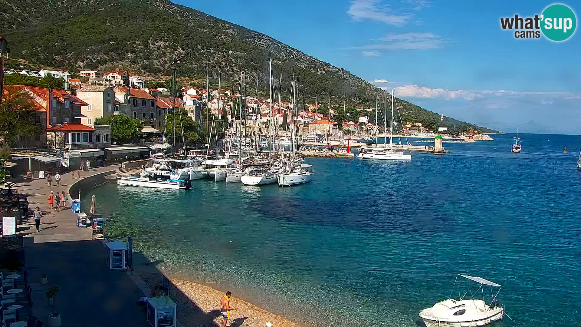 Web kamera Bol – Centar mjesta i marina | Pogled uživo