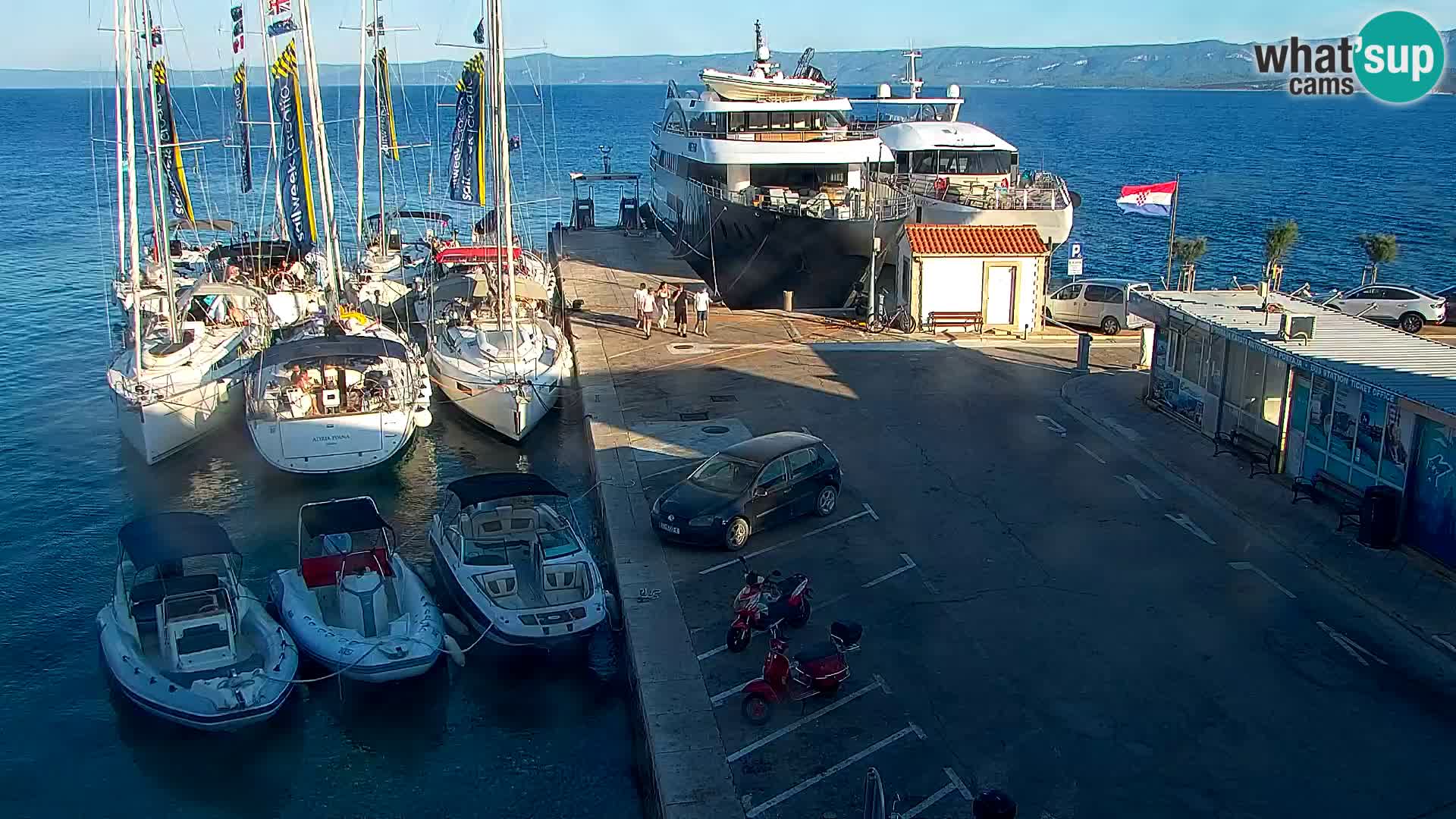 Webcam Bol Centro e Marina – Vista live dal porto di Bol