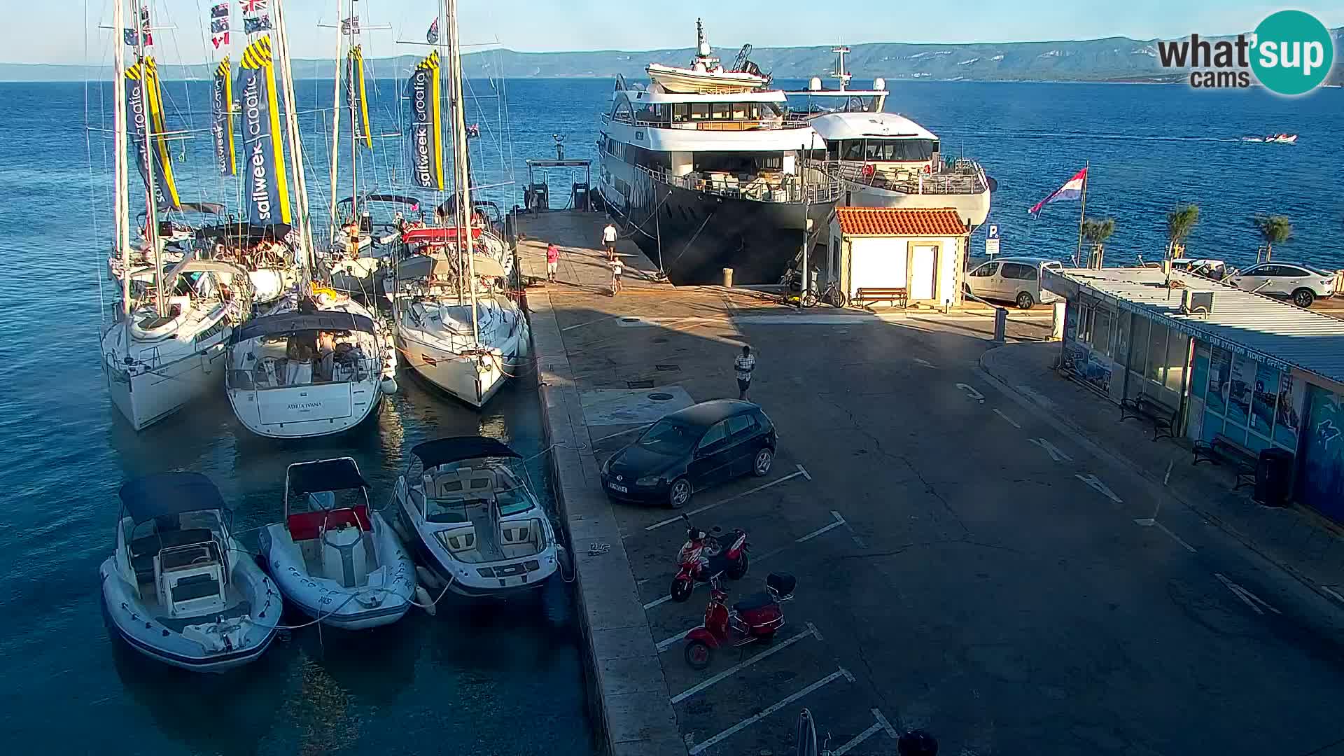 Web kamera Bol – Centar mjesta i marina | Pogled uživo