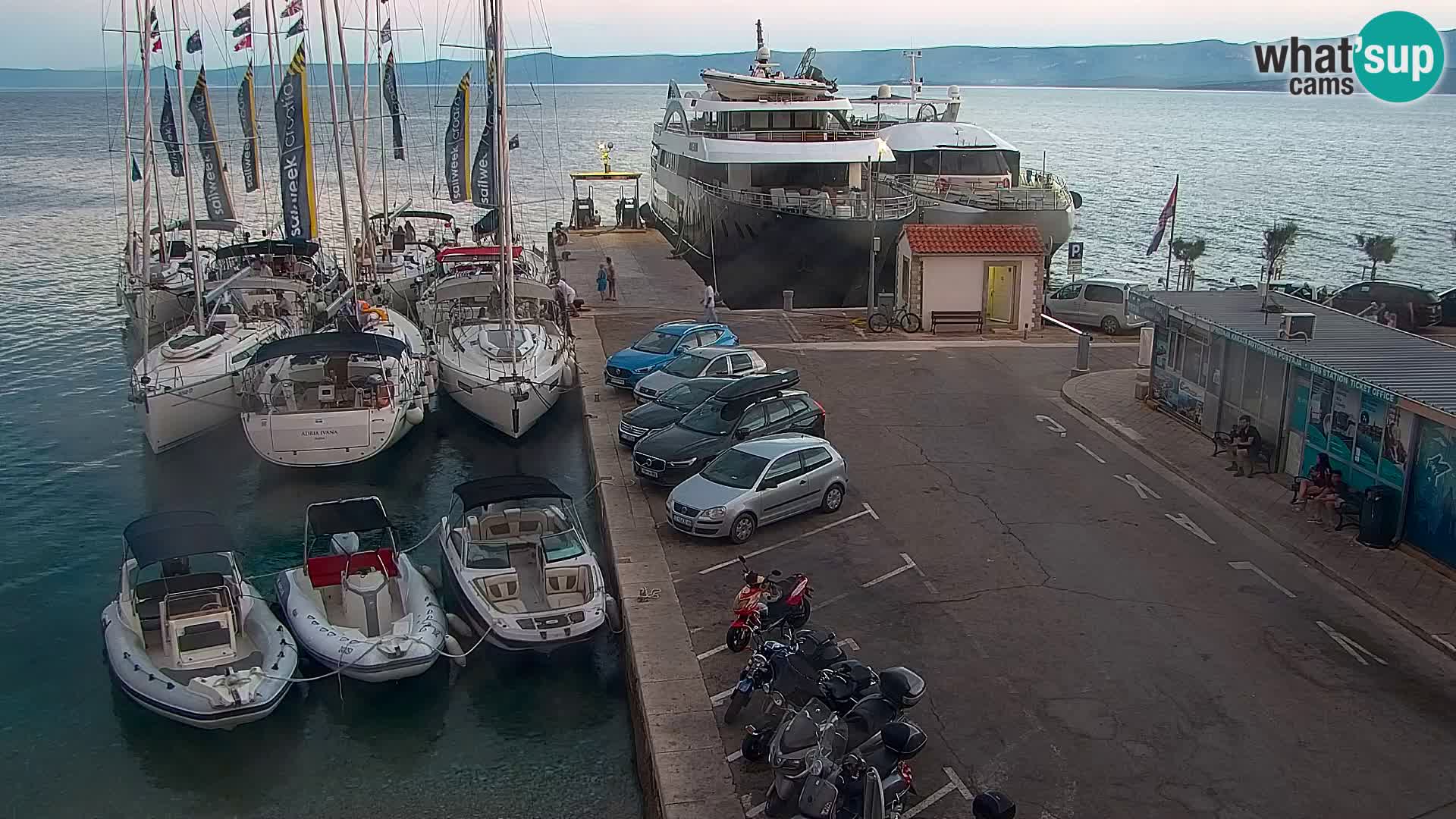 Web kamera Bol – Centar mjesta i marina | Pogled uživo