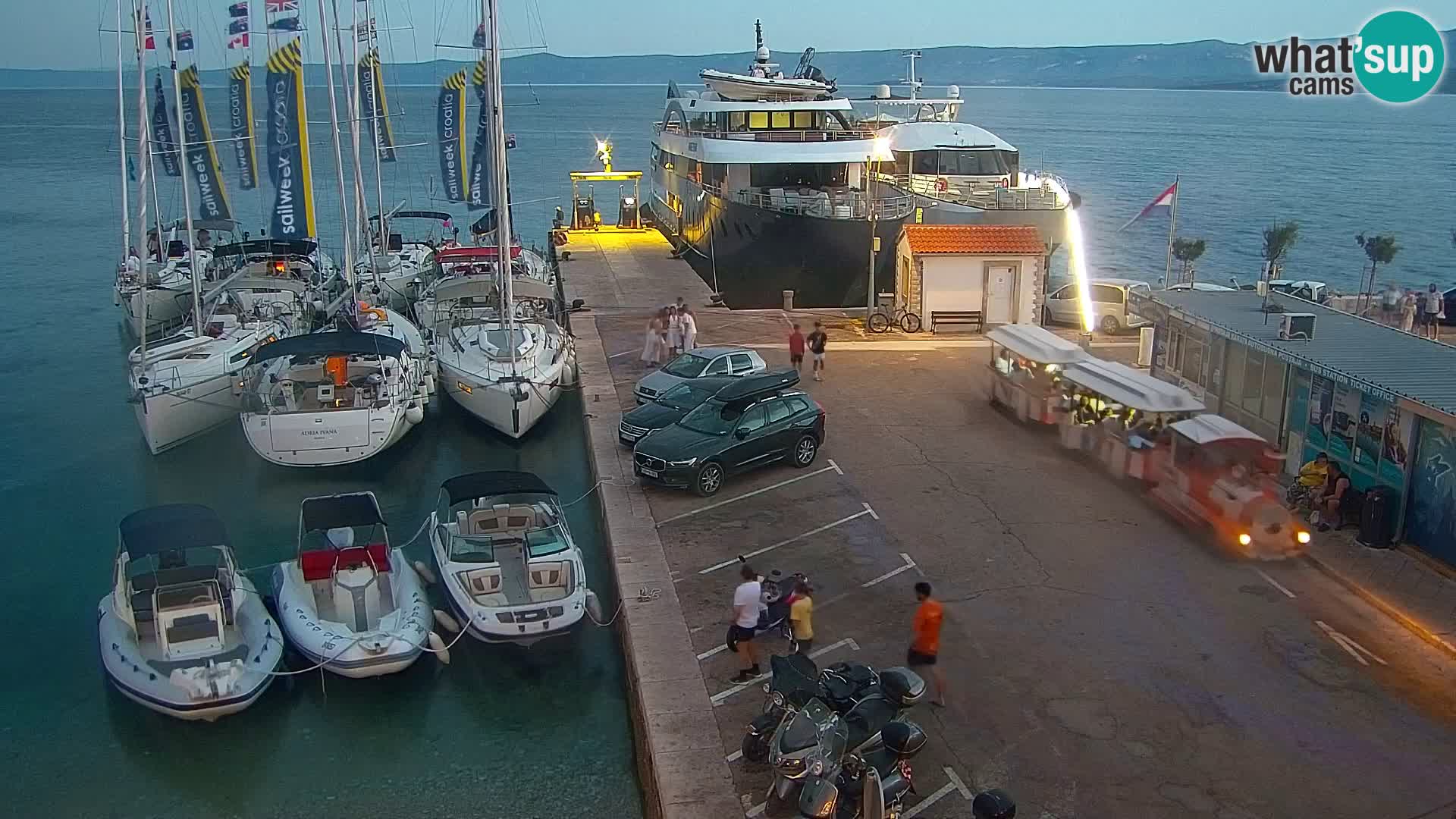 Spletna kamera Bol – Center mesta in marina v živo