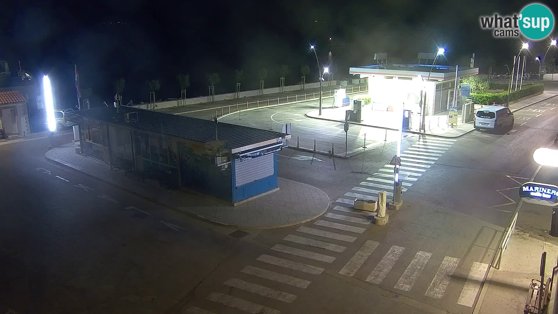 Spletna kamera Bol – Center mesta in marina v živo
