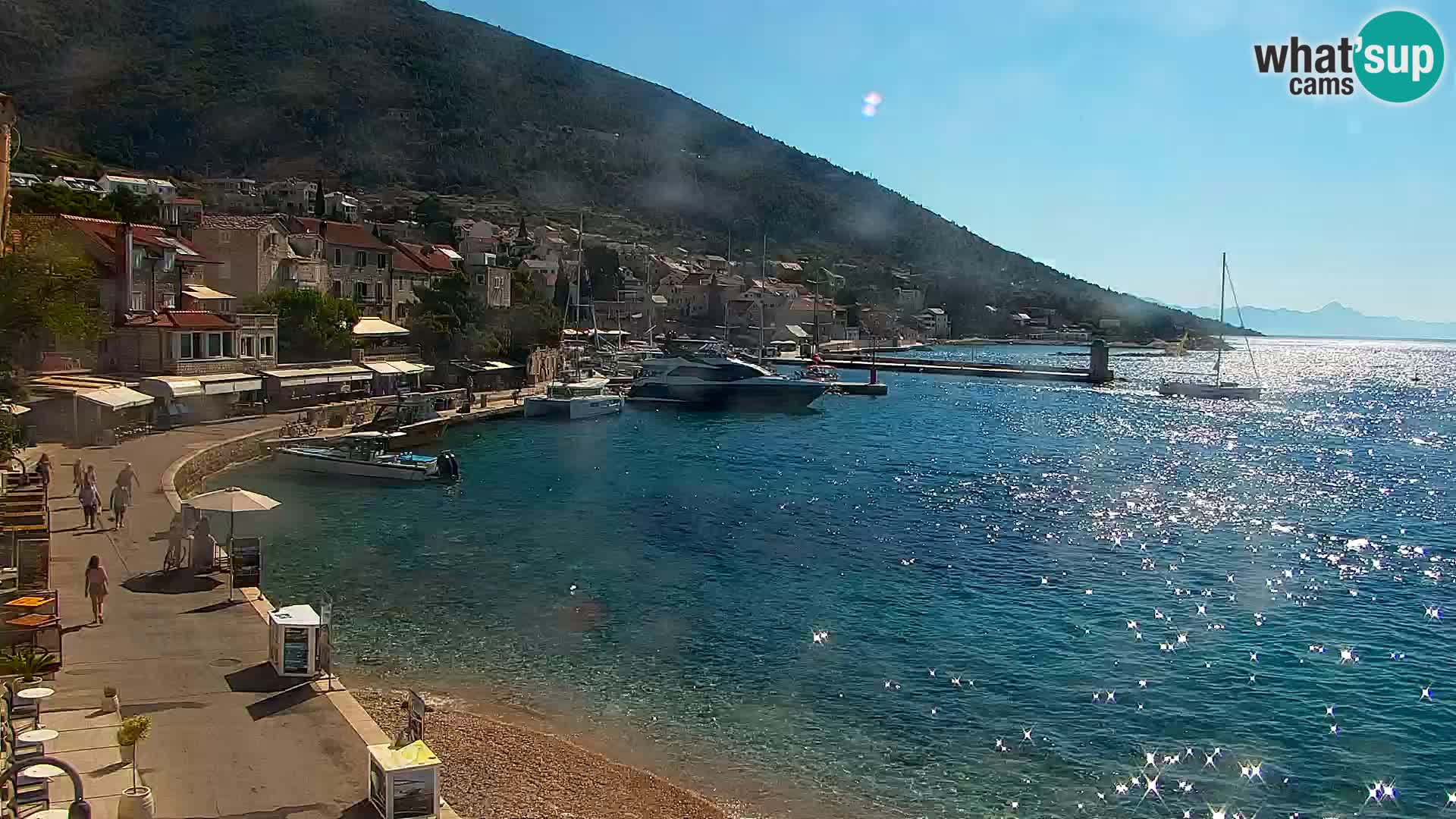 Web kamera Bol – Centar mjesta i marina | Pogled uživo