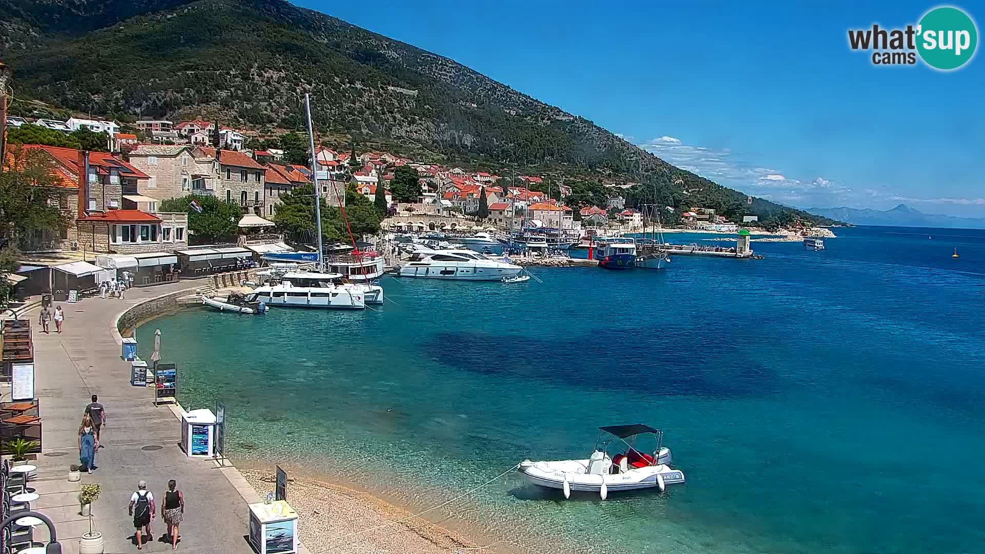 Spletna kamera Bol – Center mesta in marina v živo