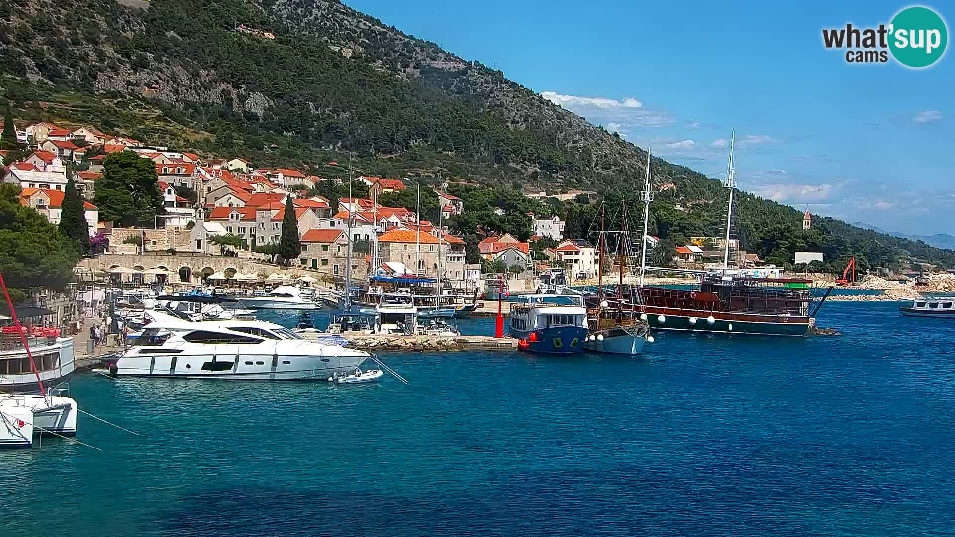Web kamera Bol – Centar mjesta i marina | Pogled uživo