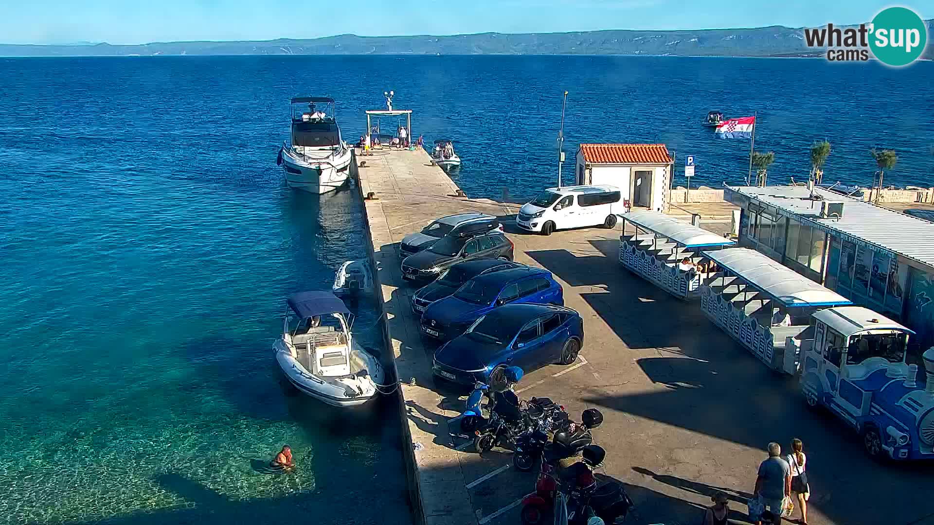 Spletna kamera Bol – Center mesta in marina v živo