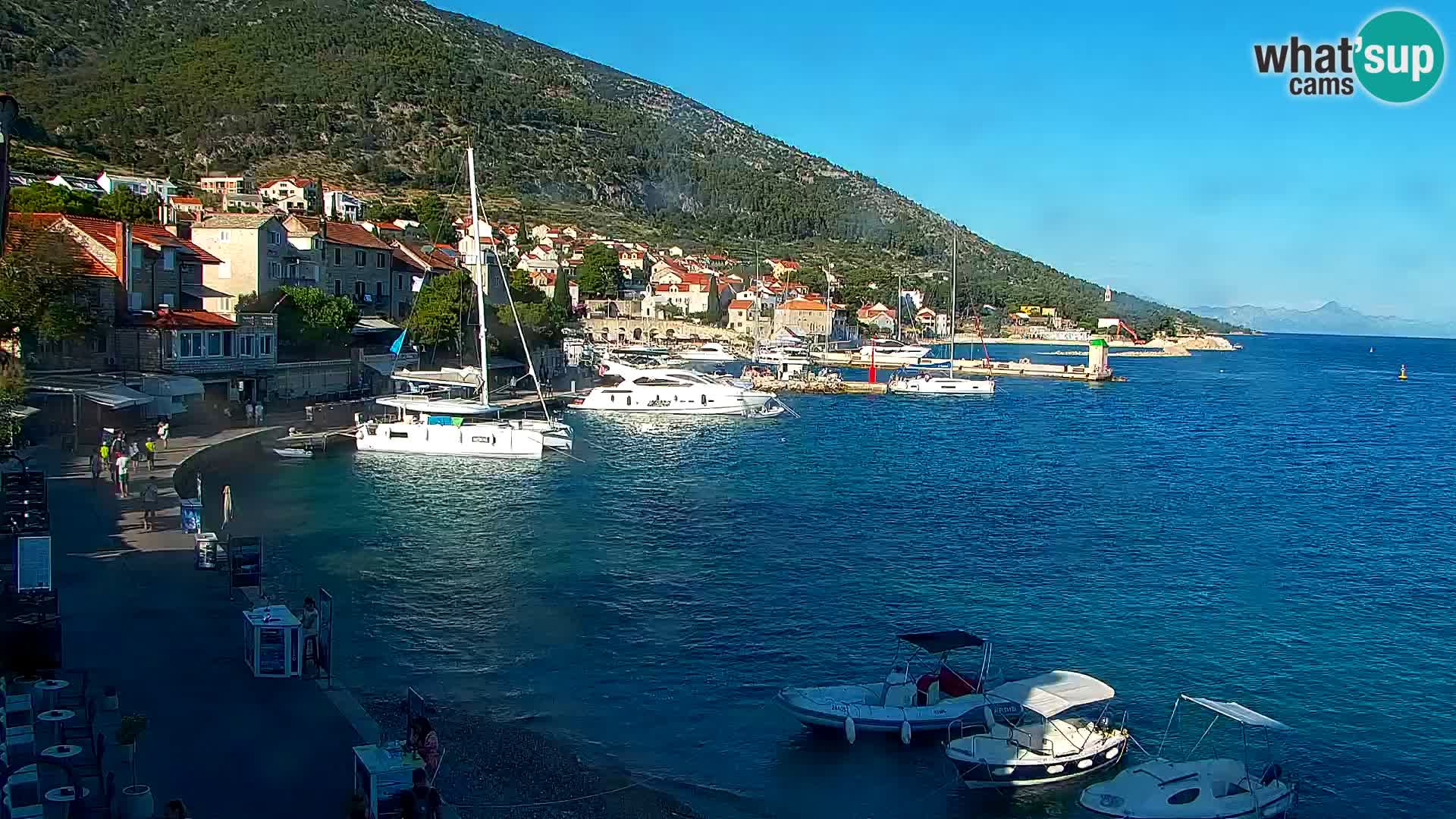 Web kamera Bol – Centar mjesta i marina | Pogled uživo