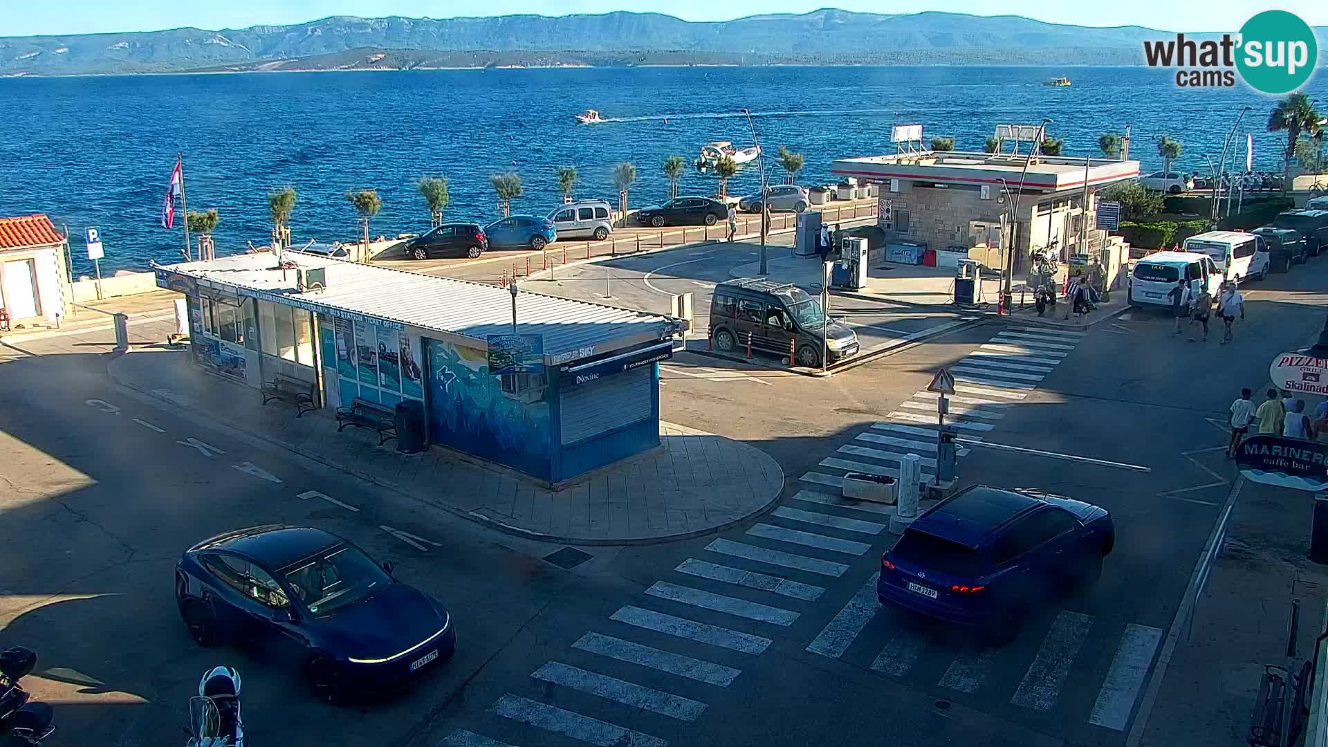 Spletna kamera Bol – Center mesta in marina v živo