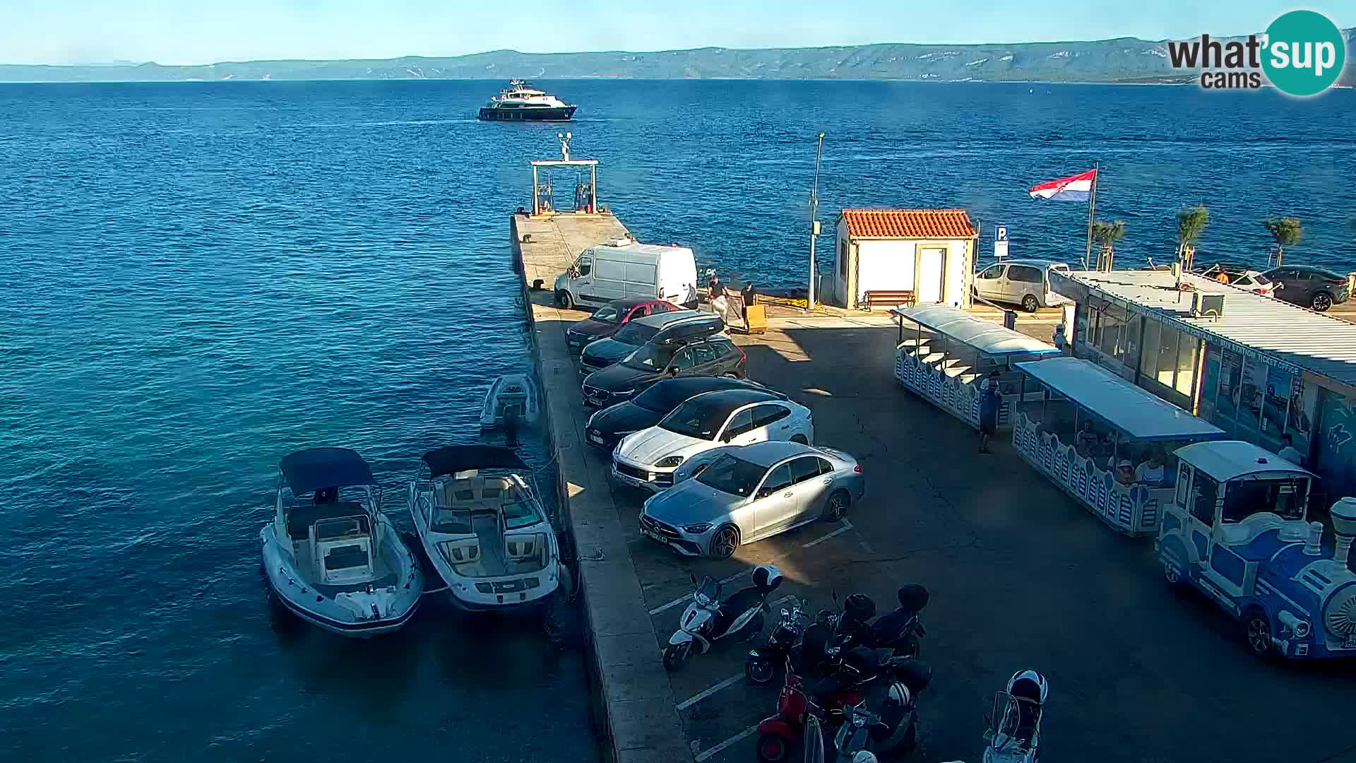 Spletna kamera Bol – Center mesta in marina v živo