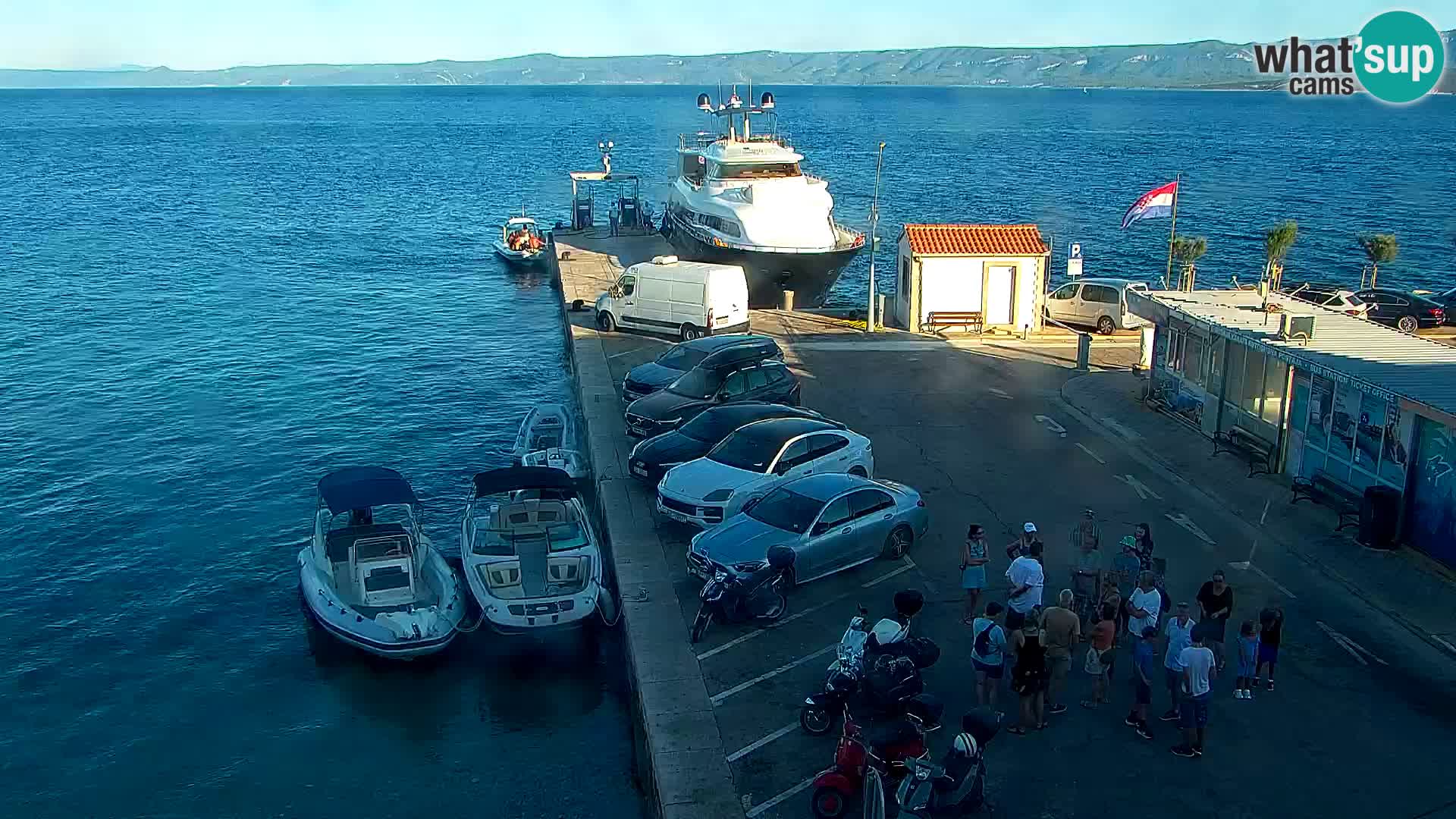 Web kamera Bol – Centar mjesta i marina | Pogled uživo