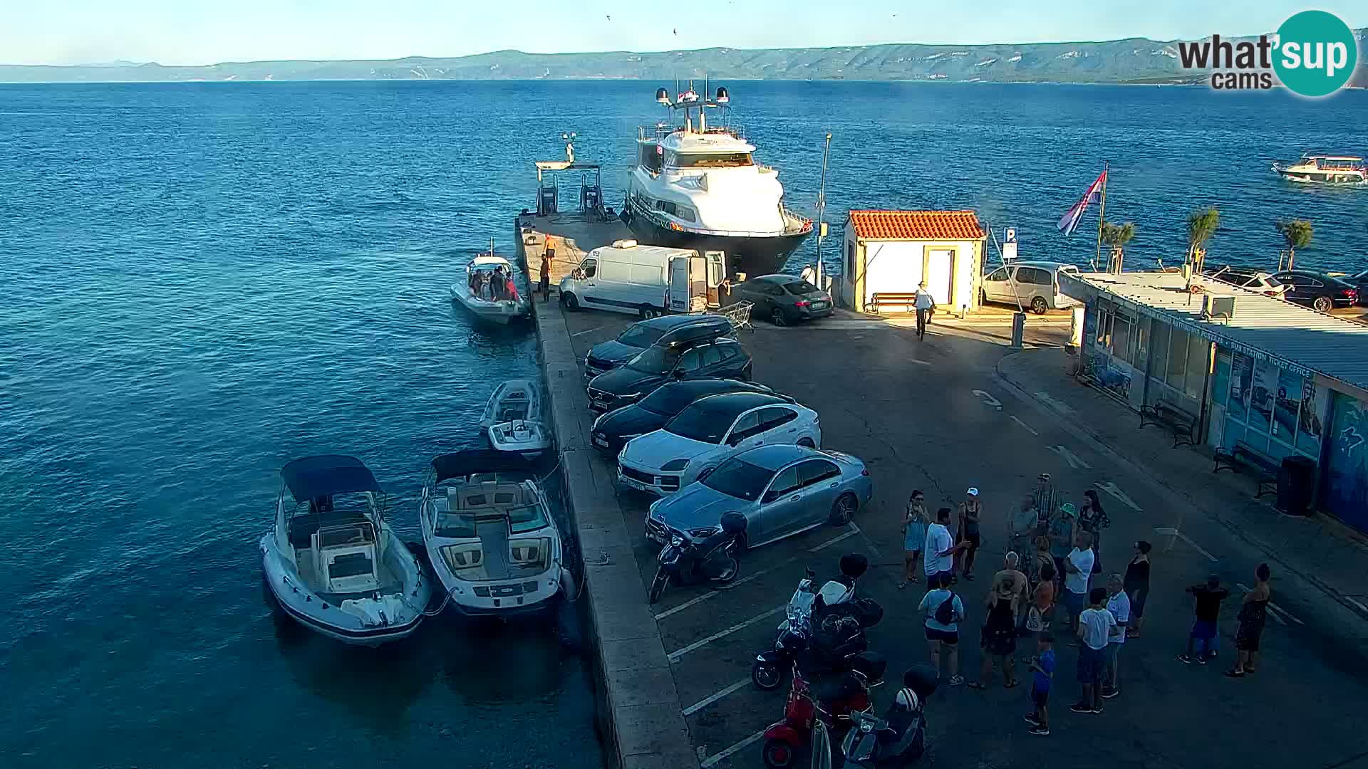 Spletna kamera Bol – Center mesta in marina v živo
