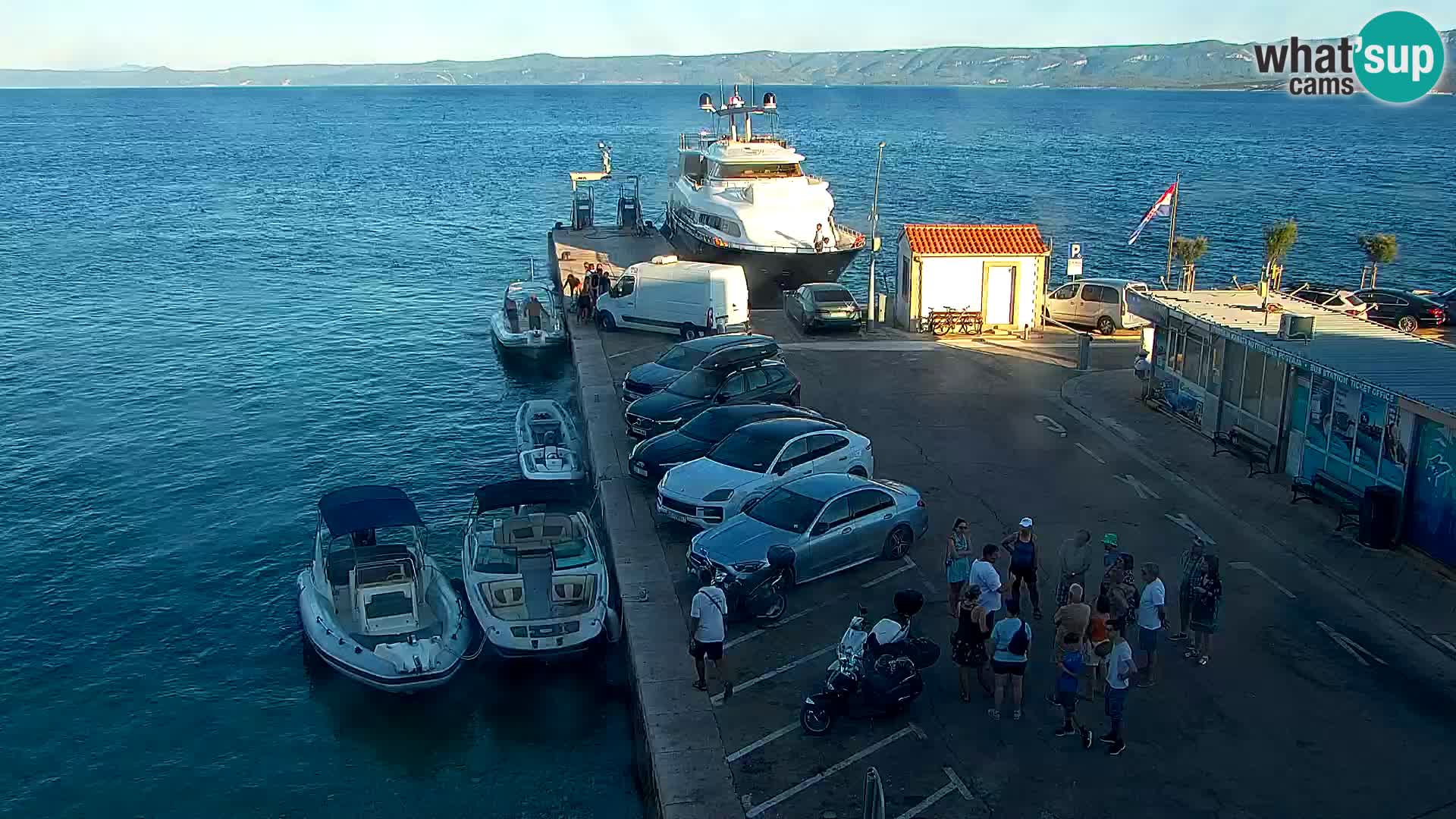 Web kamera Bol – Centar mjesta i marina | Pogled uživo