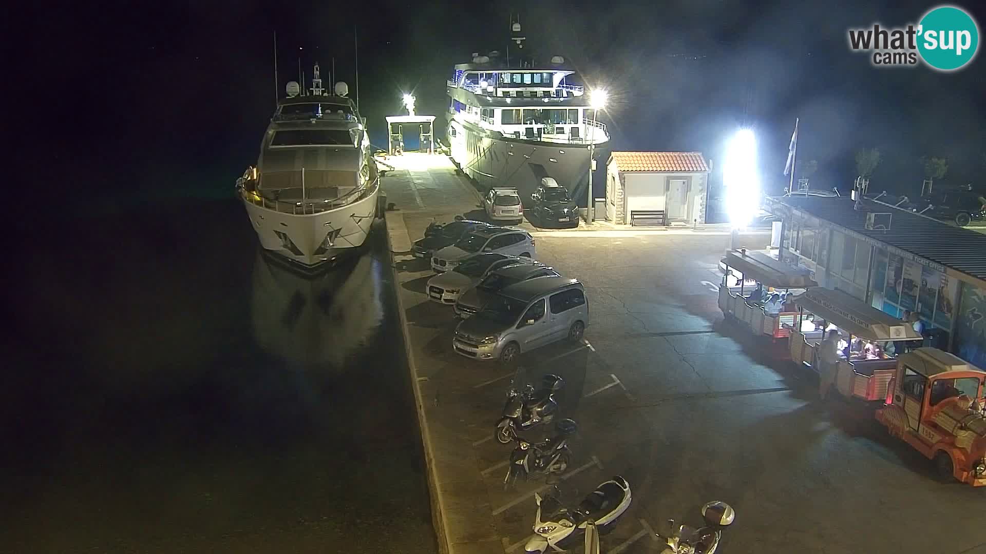 Webcam Bol Centro e Marina – Vista live dal porto di Bol