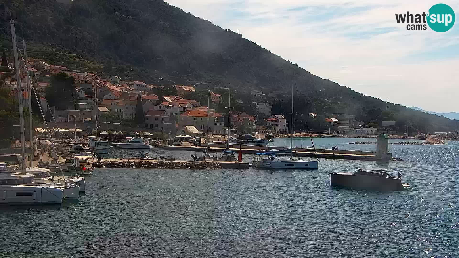 Web kamera Bol – Centar mjesta i marina | Pogled uživo