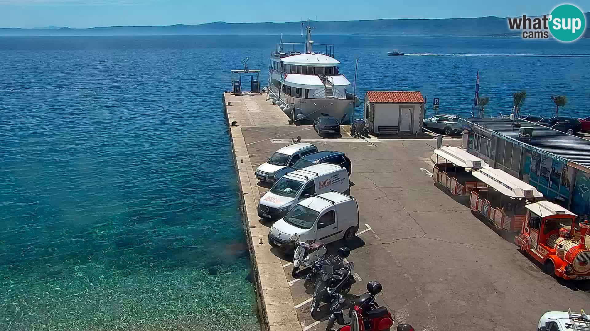 Spletna kamera Bol – Center mesta in marina v živo