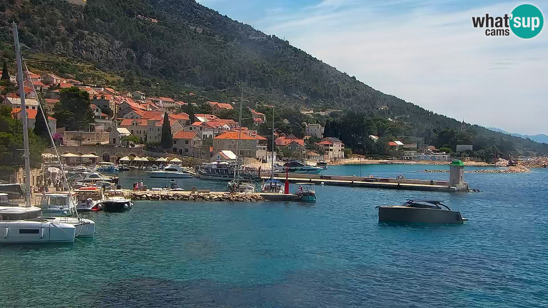 Spletna kamera Bol – Center mesta in marina v živo