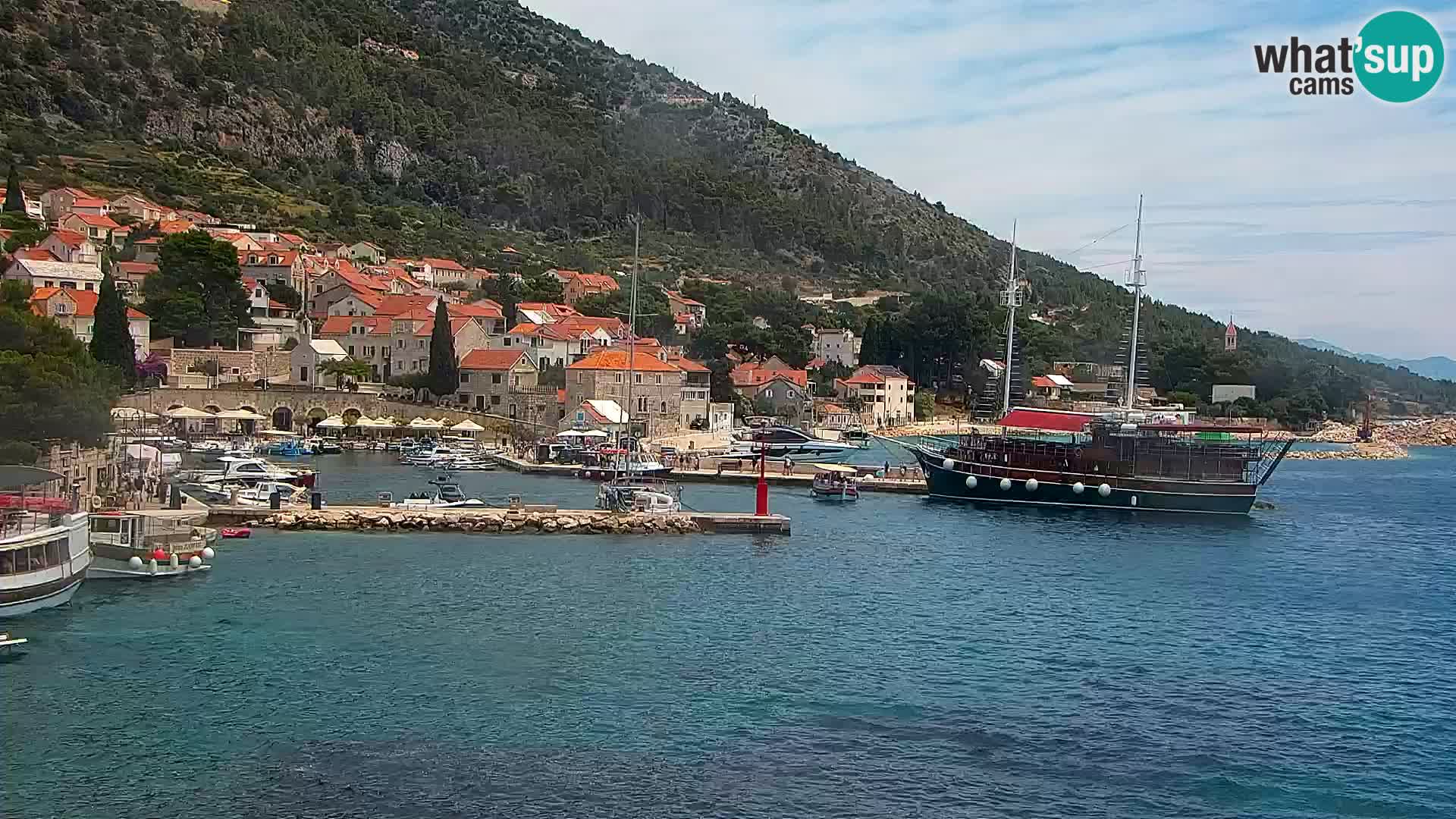 Spletna kamera Bol – Center mesta in marina v živo