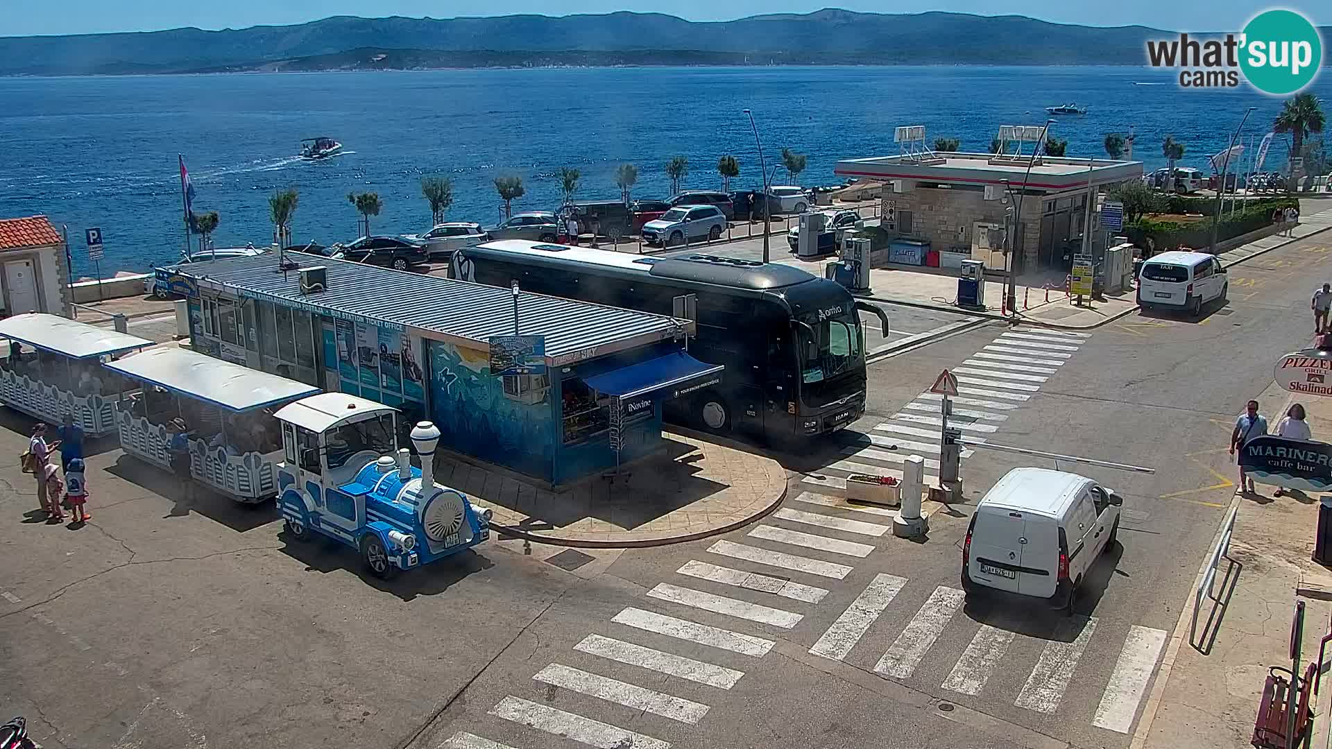 Spletna kamera Bol – Center mesta in marina v živo