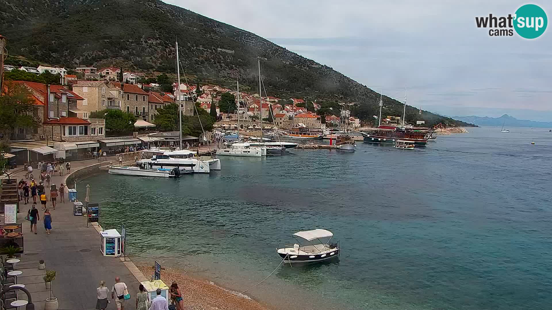 Spletna kamera Bol – Center mesta in marina v živo