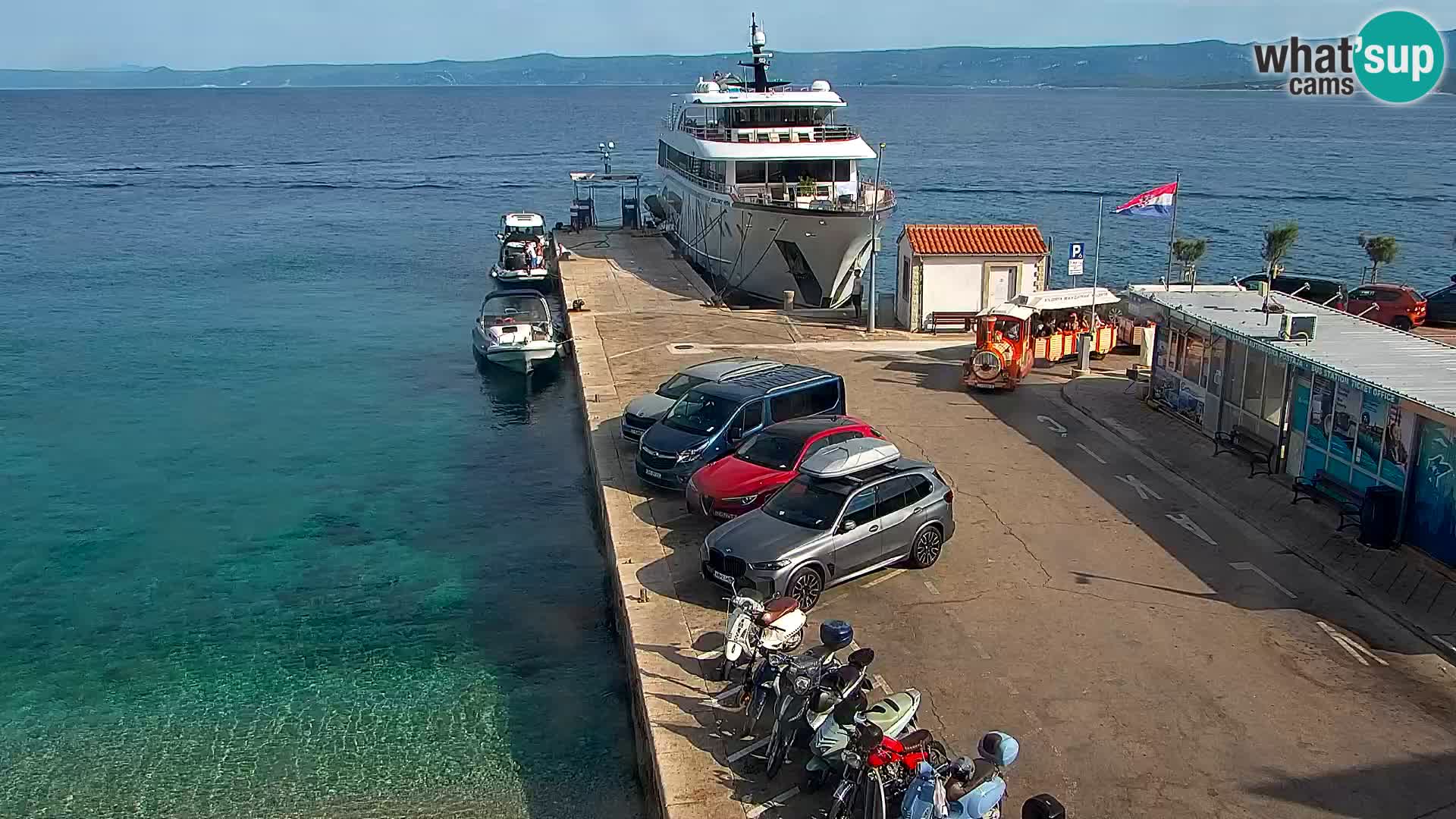 Spletna kamera Bol – Center mesta in marina v živo