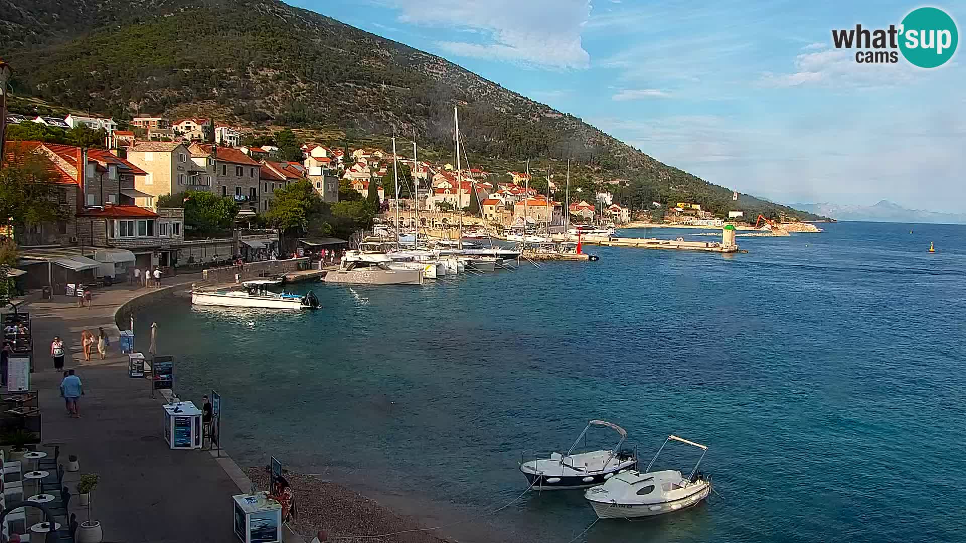 Spletna kamera Bol – Center mesta in marina v živo