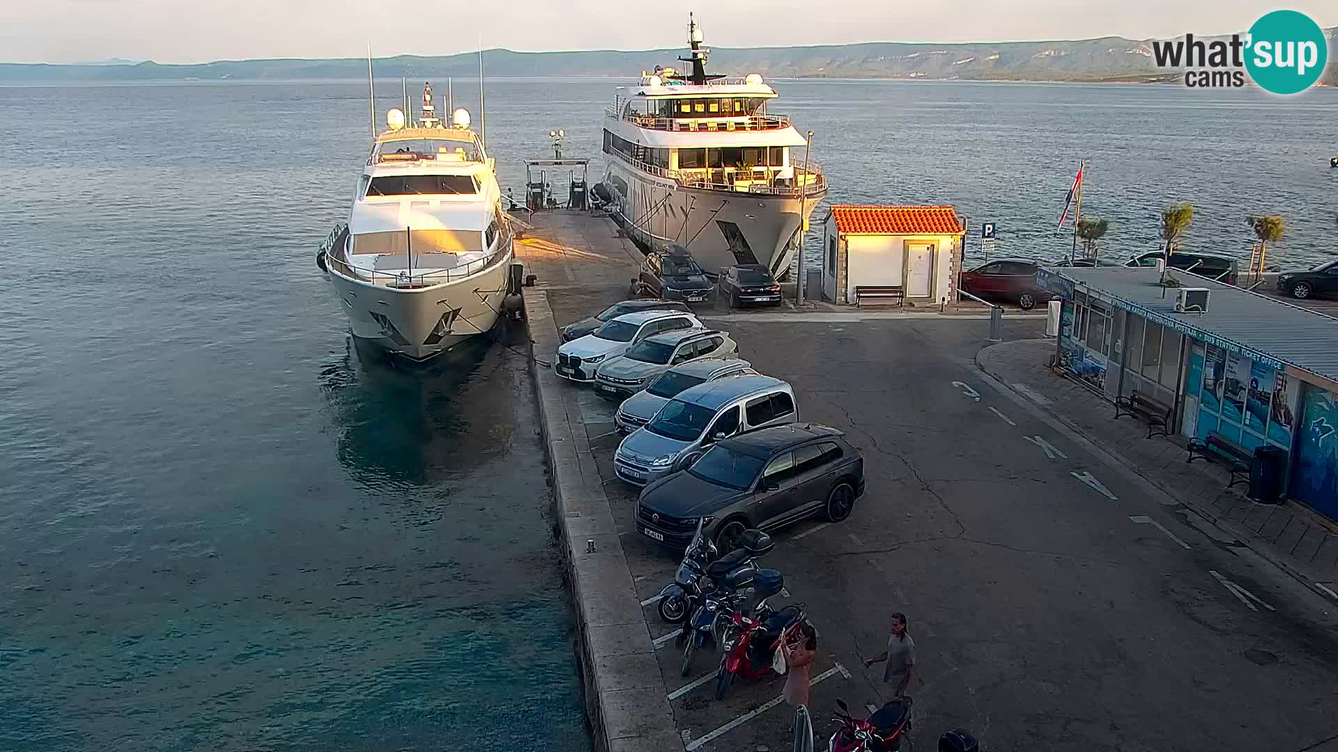 Spletna kamera Bol – Center mesta in marina v živo