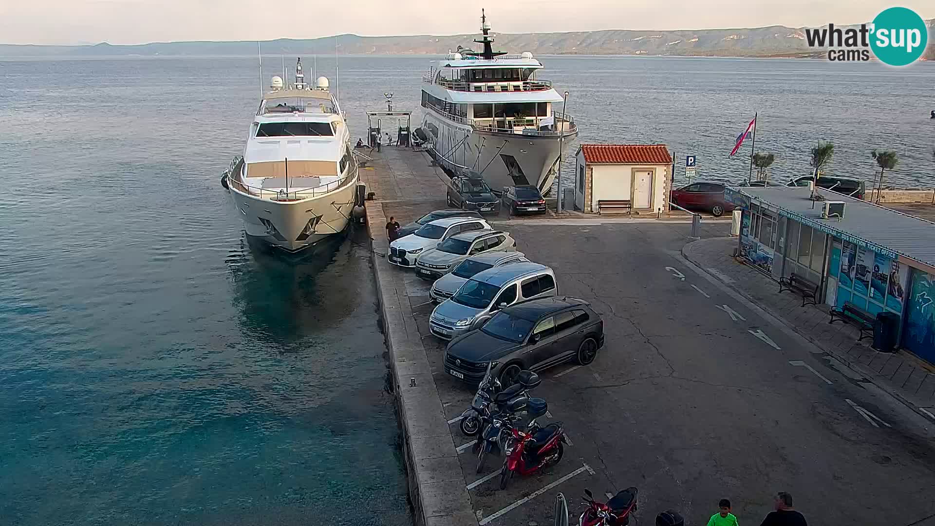 Webcam Bol Centro e Marina – Vista live dal porto di Bol