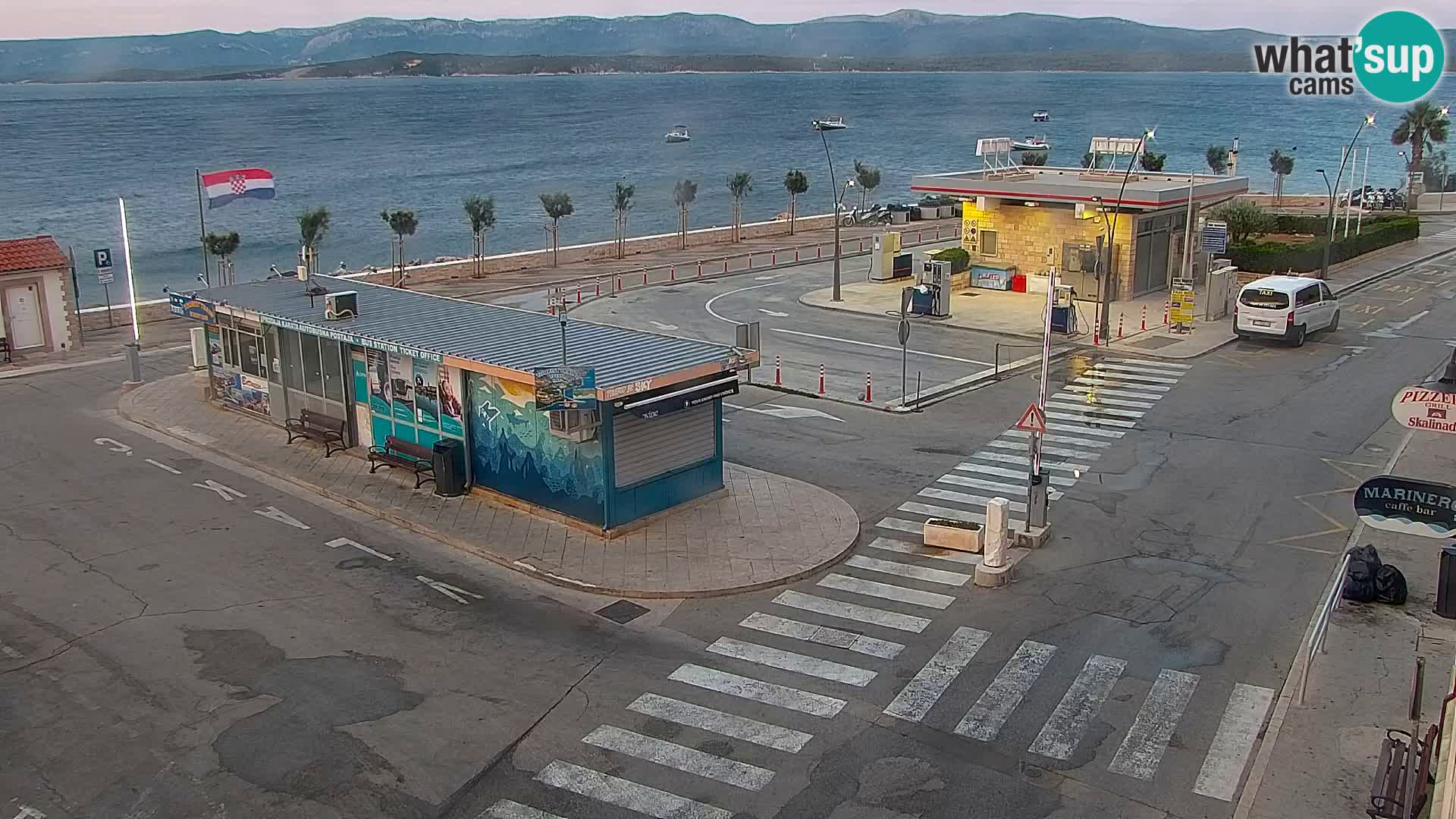 Web kamera Bol – Centar mjesta i marina | Pogled uživo
