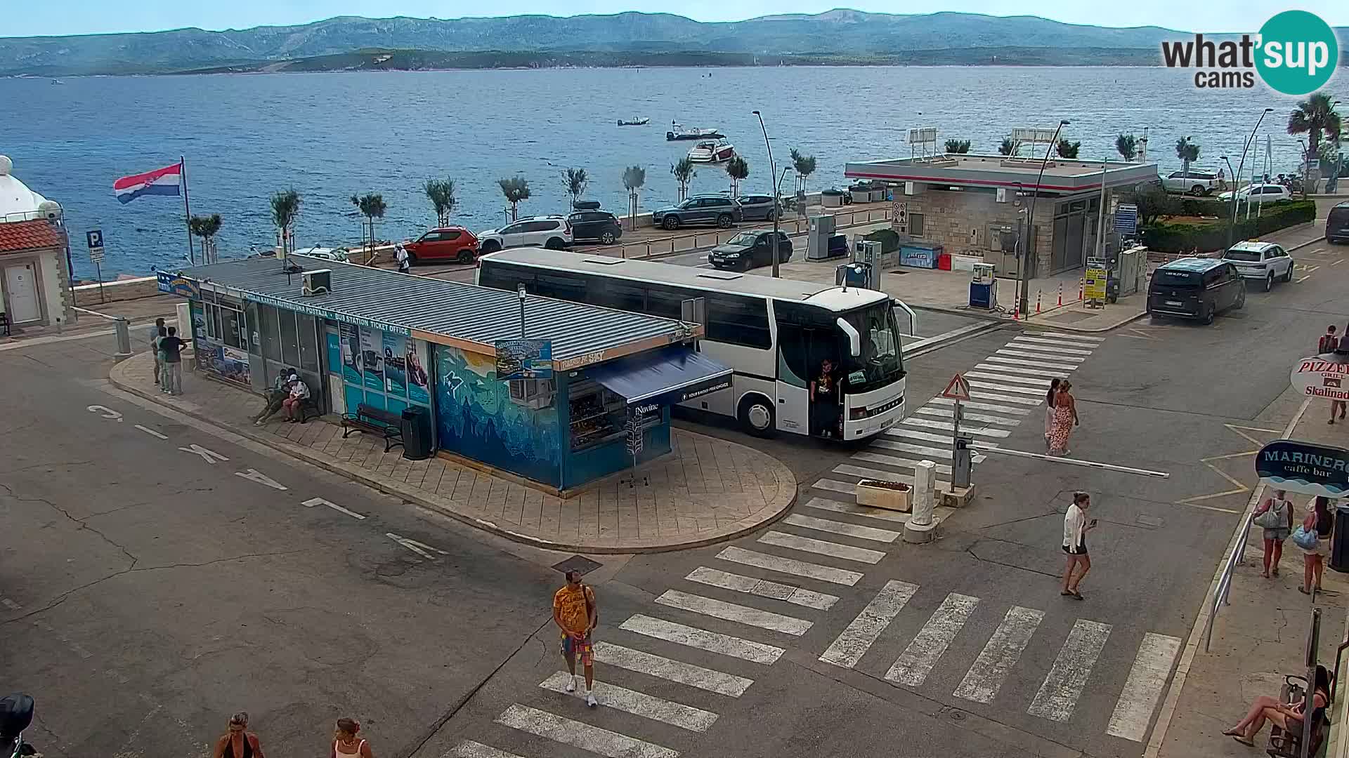 Spletna kamera Bol – Center mesta in marina v živo