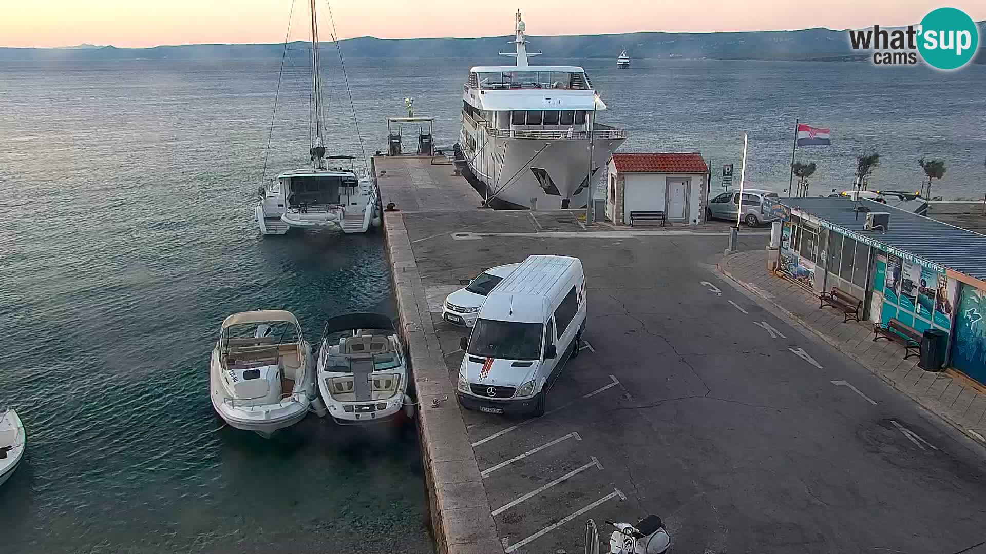 Webcam Bol Hafen & Ortszentrum – Liveblick aus Bol auf der Insel Brač