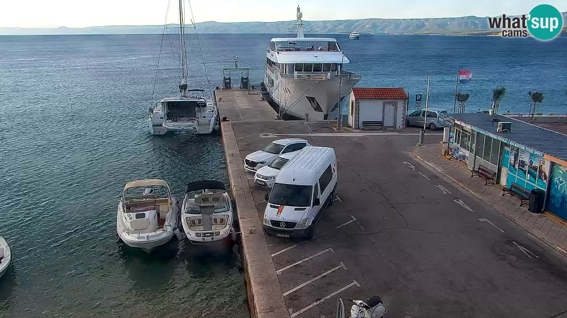 Spletna kamera Bol – Center mesta in marina v živo