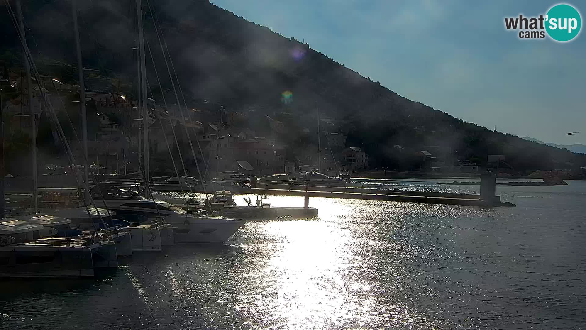 Spletna kamera Bol – Center mesta in marina v živo