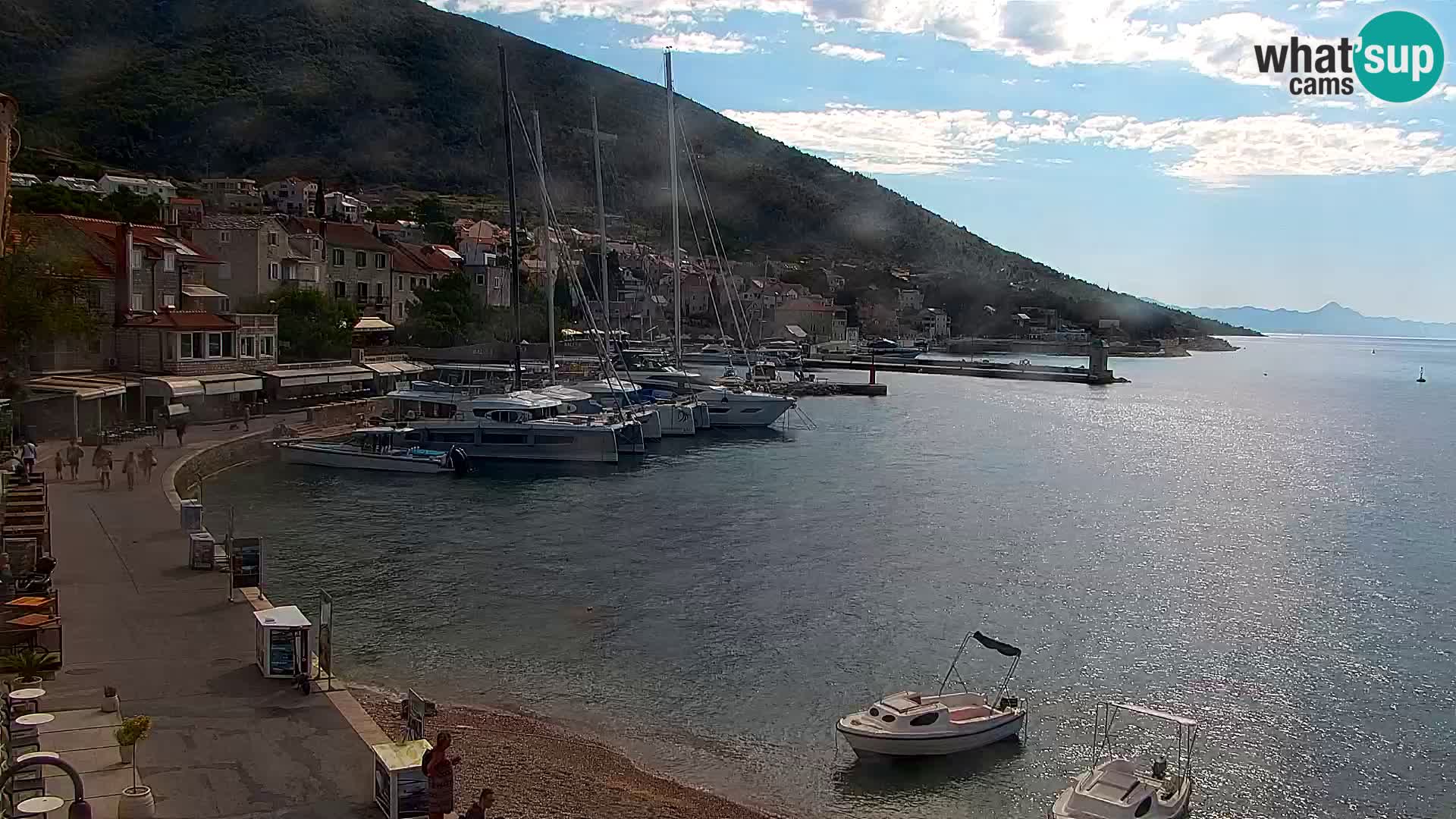 Spletna kamera Bol – Center mesta in marina v živo