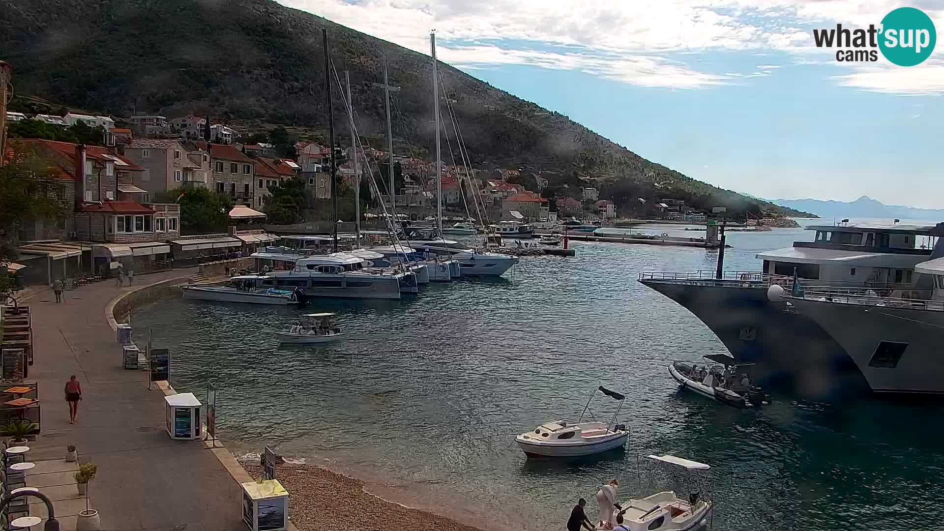Spletna kamera Bol – Center mesta in marina v živo