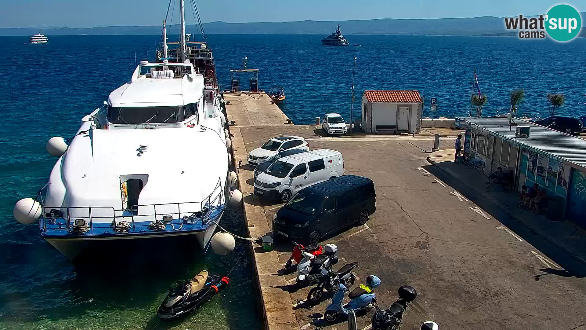 Spletna kamera Bol – Center mesta in marina v živo