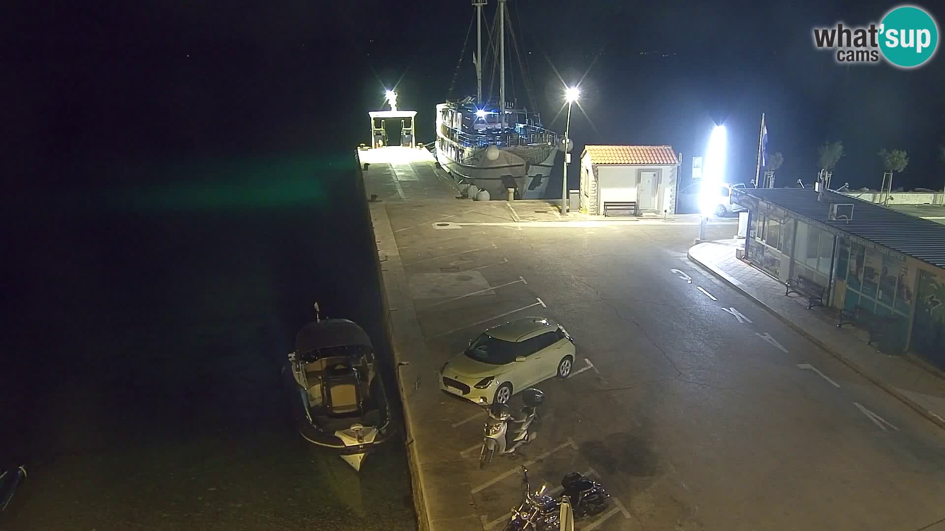 Spletna kamera Bol – Center mesta in marina v živo