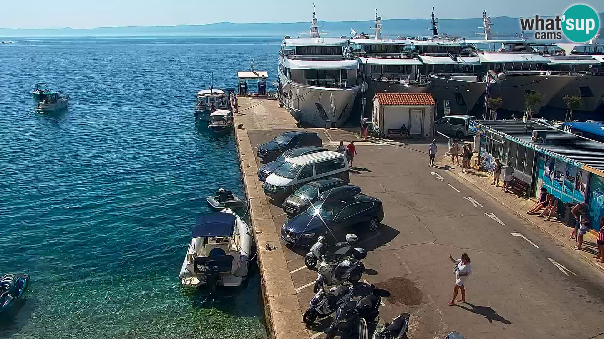 Spletna kamera Bol – Center mesta in marina v živo
