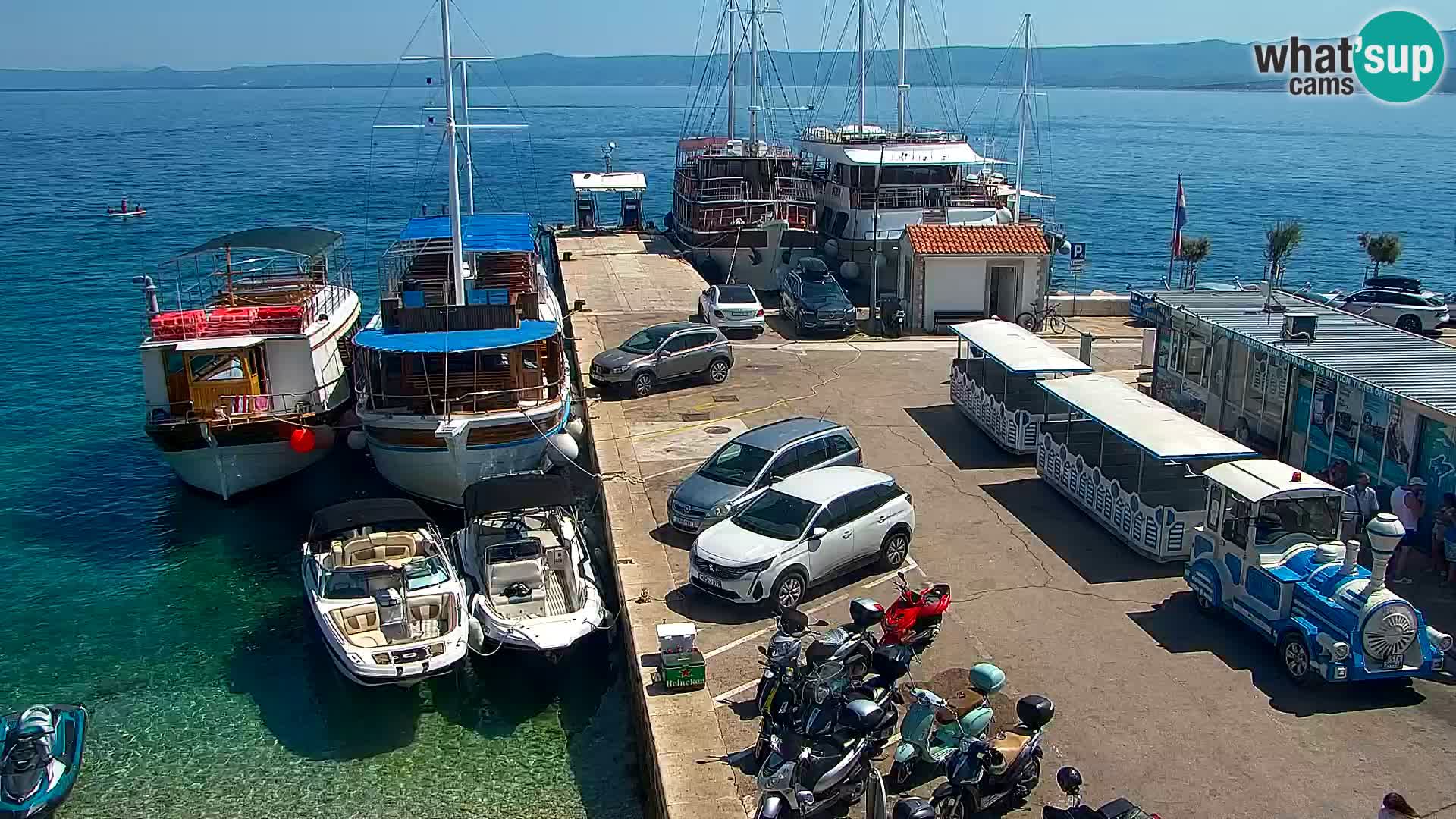 Spletna kamera Bol – Center mesta in marina v živo
