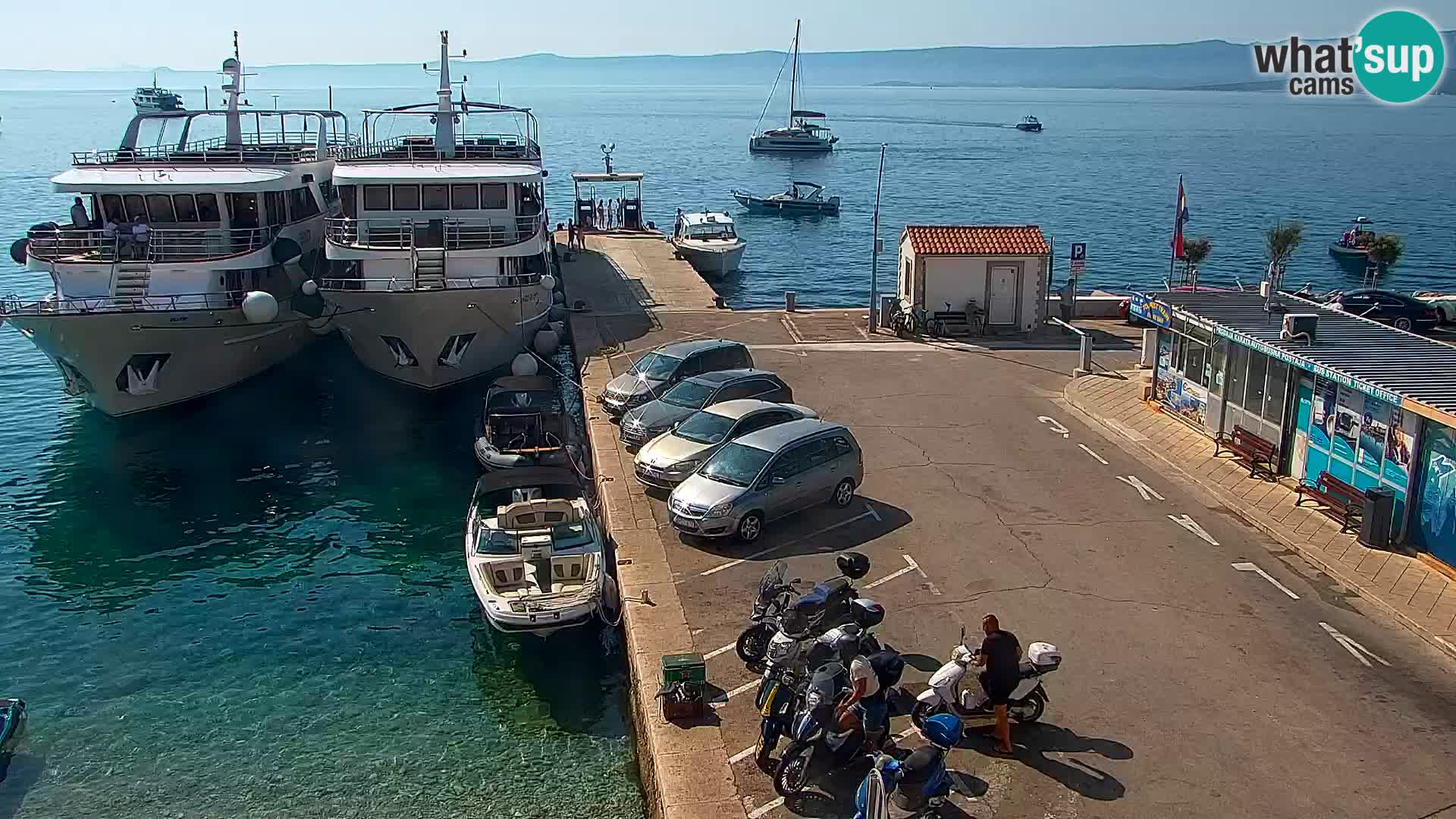 Spletna kamera Bol – Center mesta in marina v živo