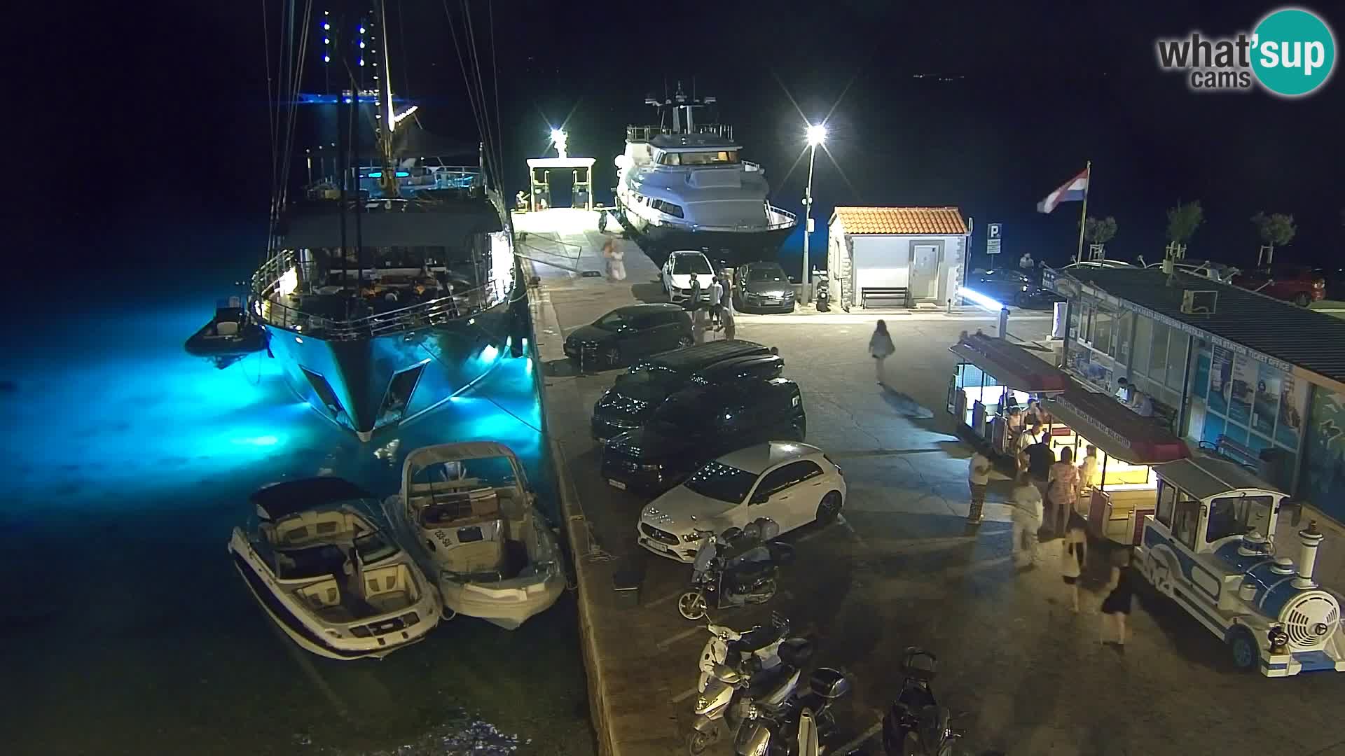 Spletna kamera Bol – Center mesta in marina v živo