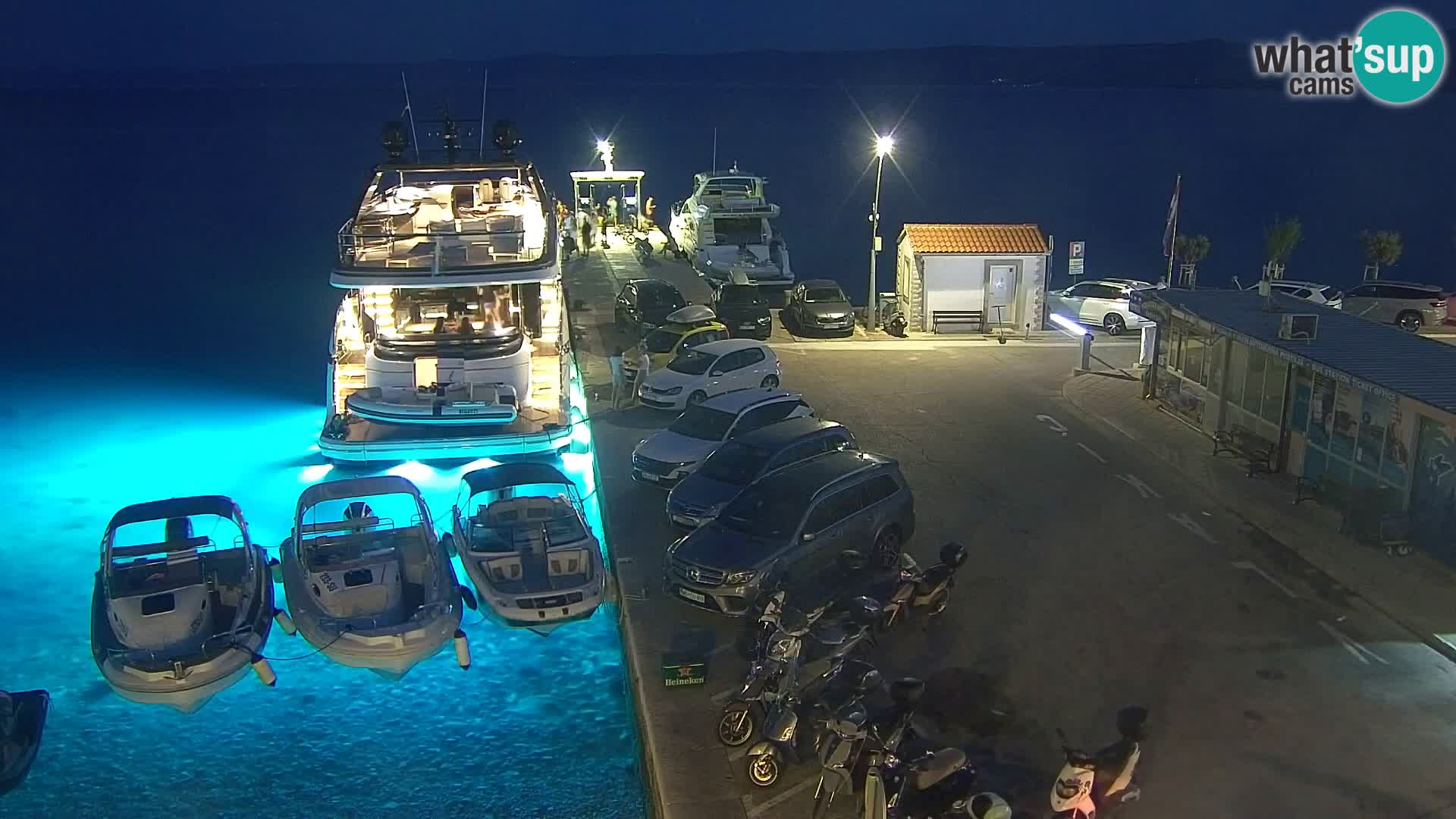 Spletna kamera Bol – Center mesta in marina v živo