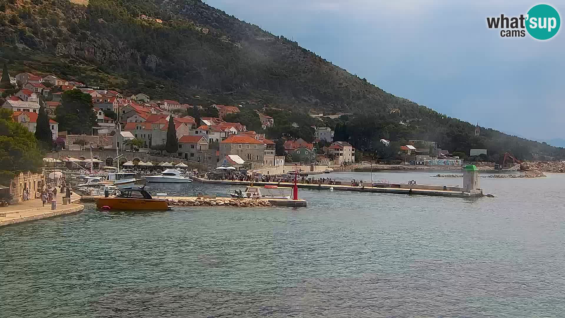Web kamera Bol – Centar mjesta i marina | Pogled uživo